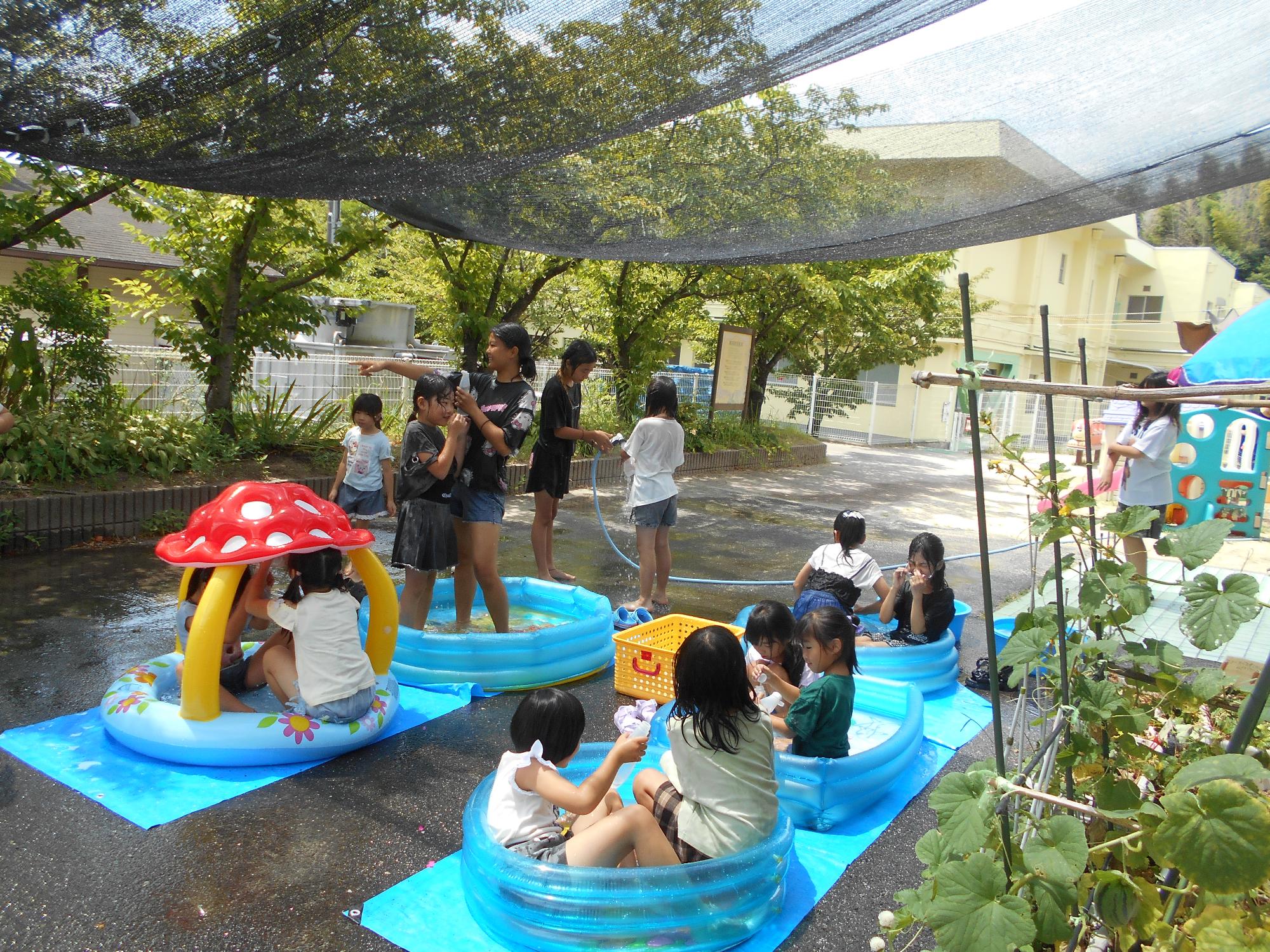 みんなで水遊び