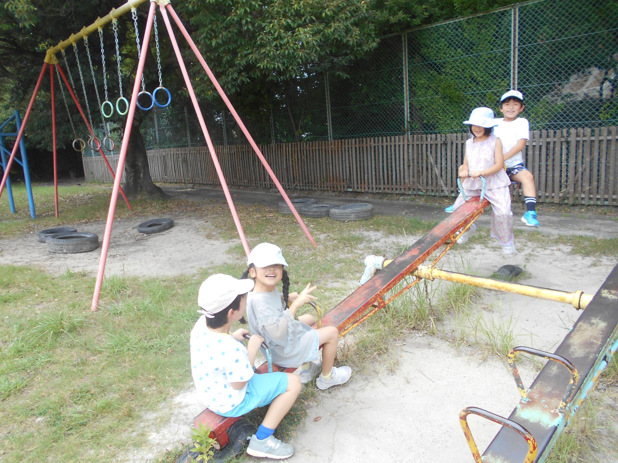 小学校でシーソー