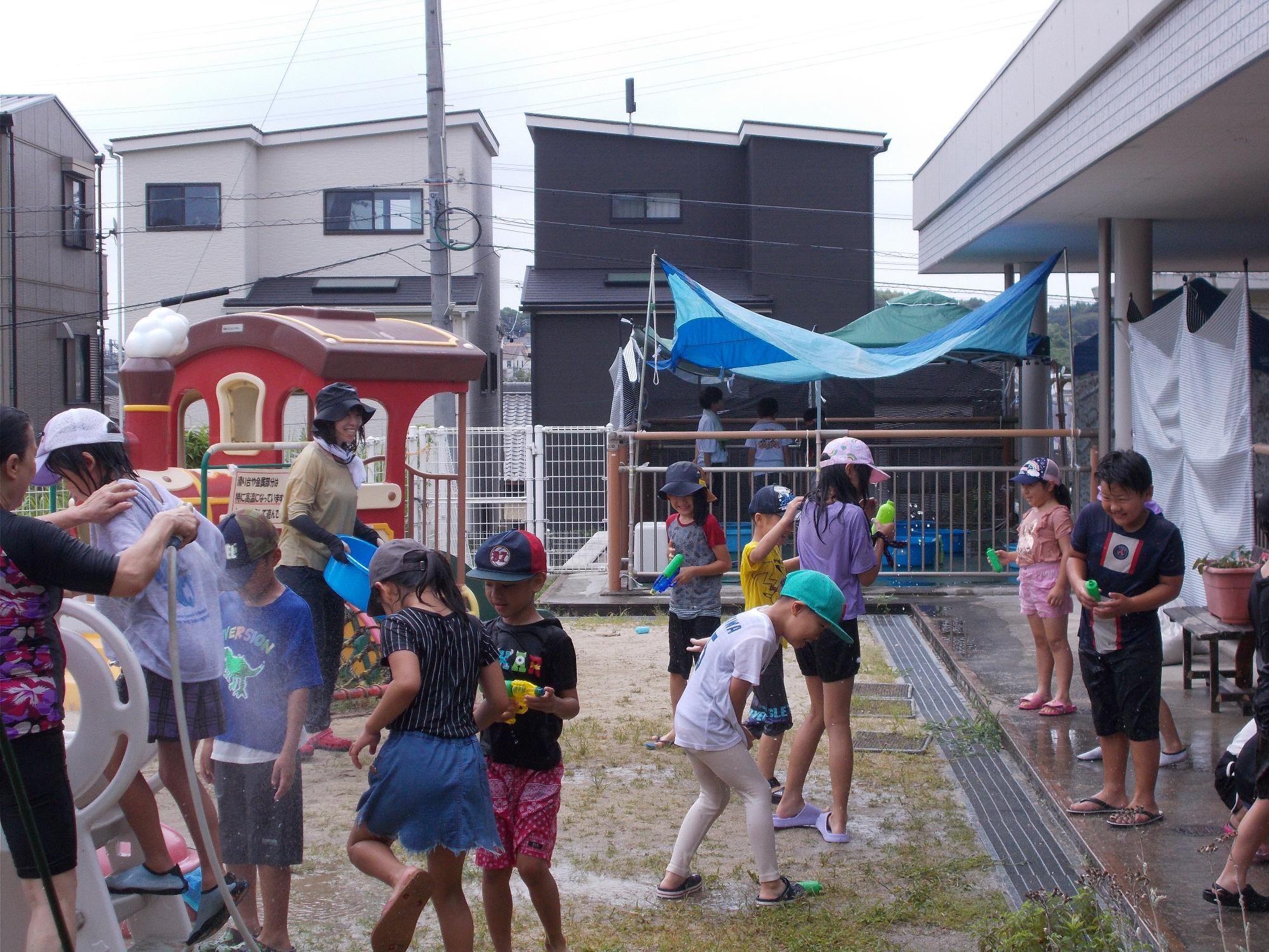 みずあそびを楽しんでいる子どもたち