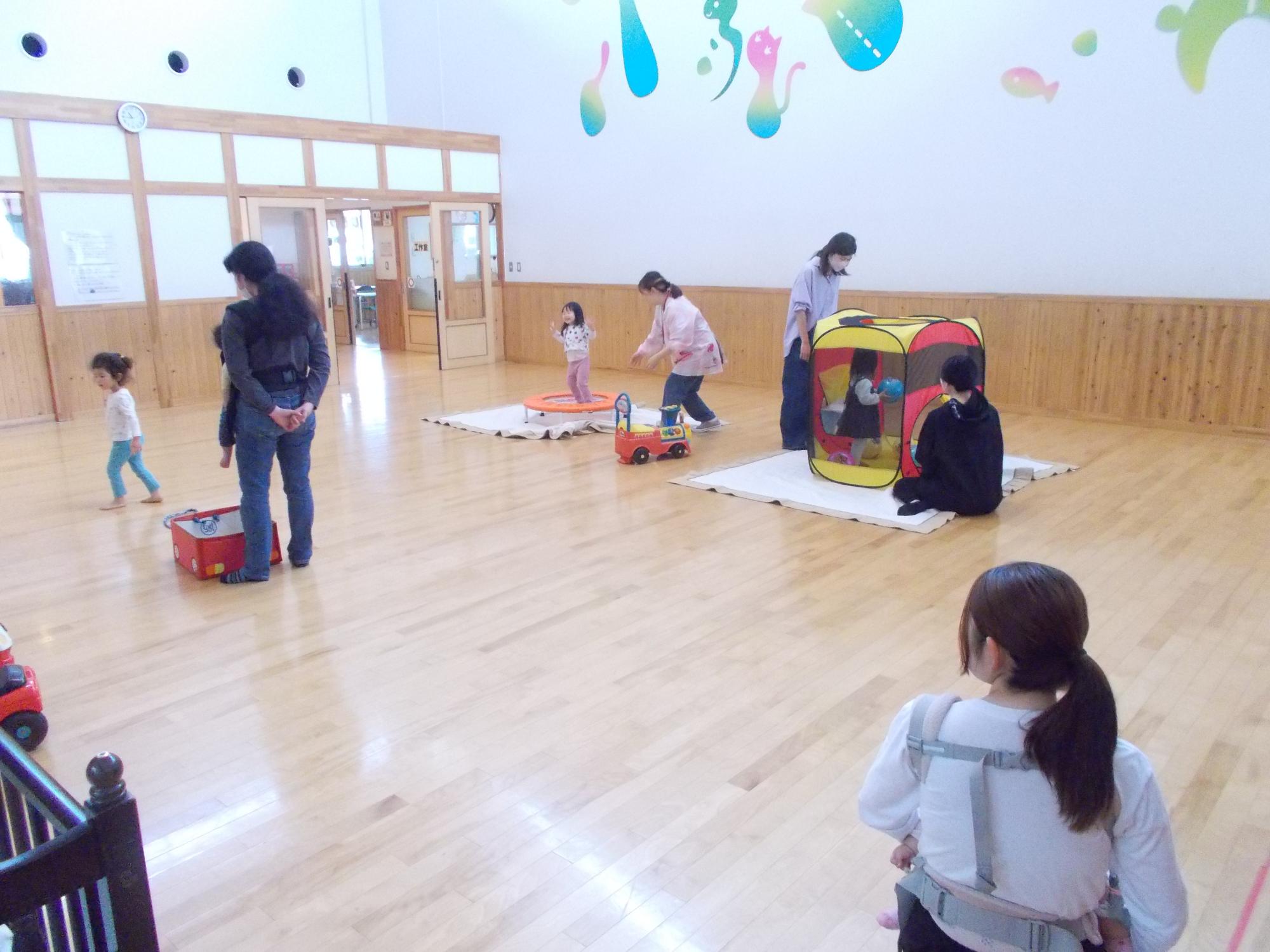 親子が遊戯室であそんでいるところ