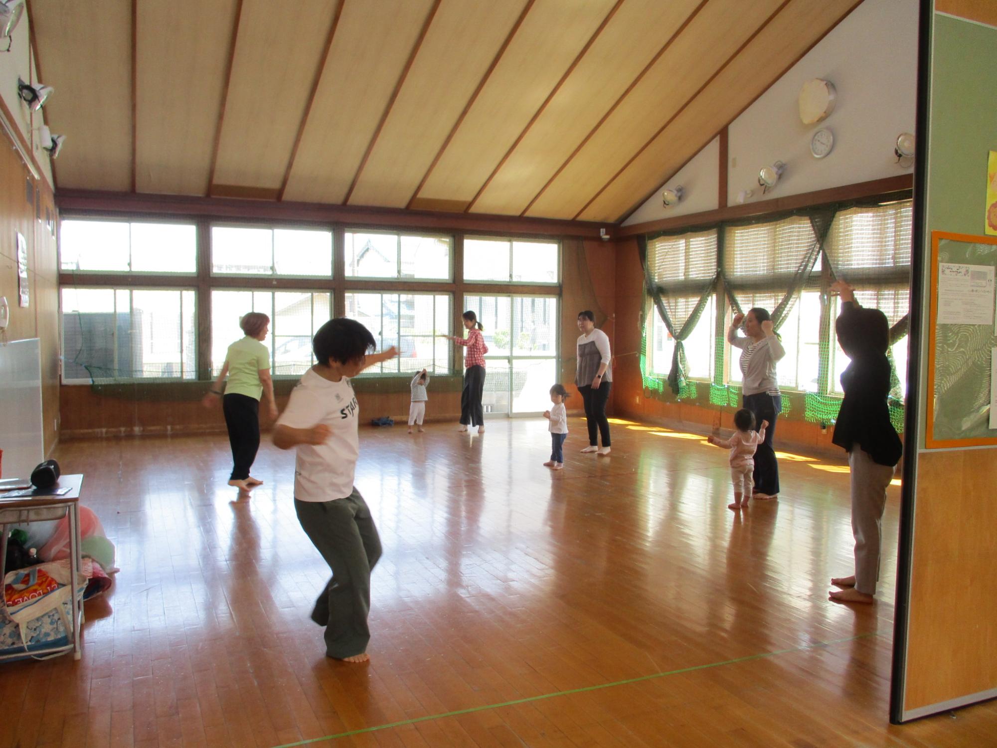 緒川児童館 おがわわくわくランド 親子体操