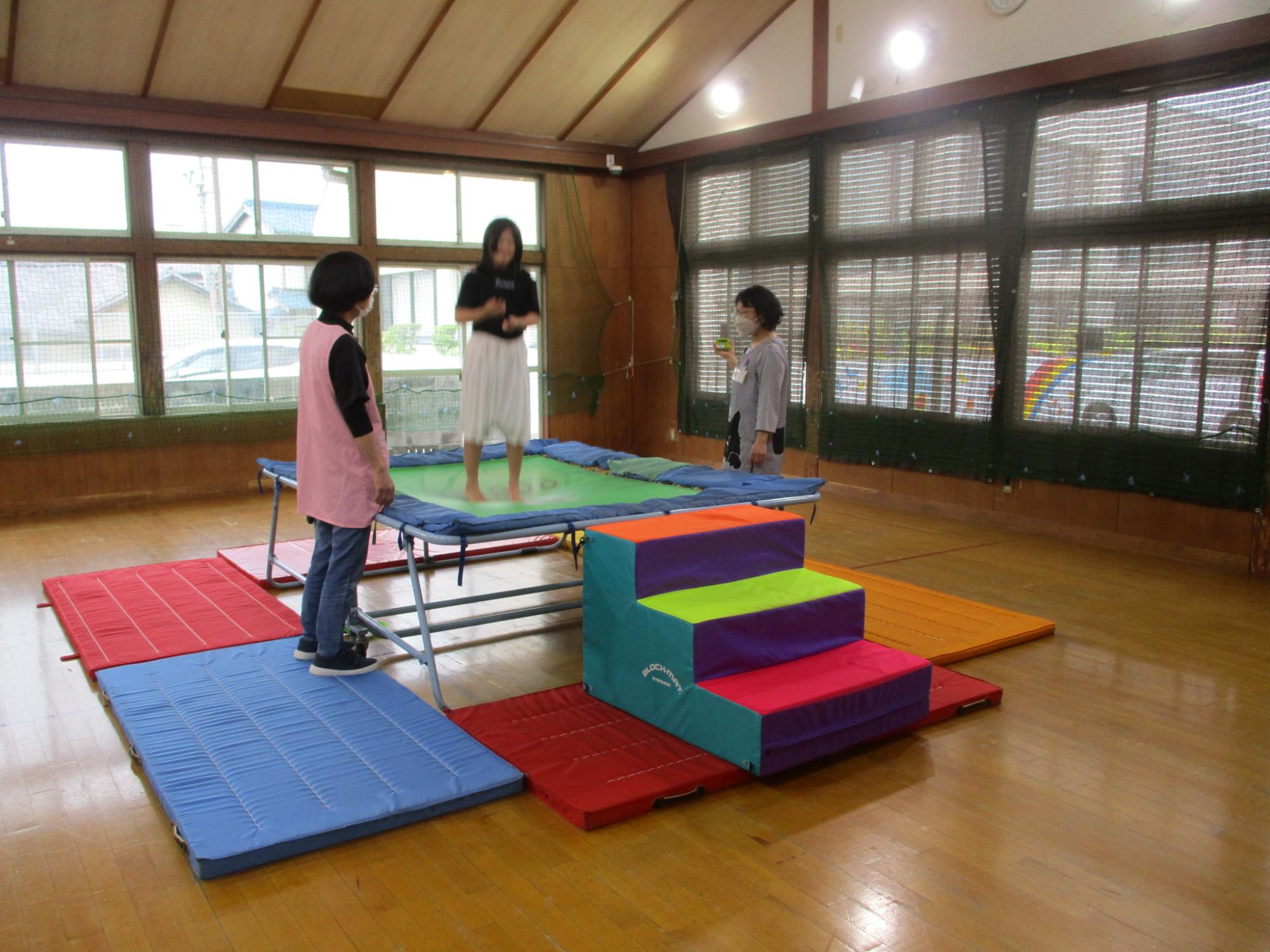 緒川児童館 トランポリン