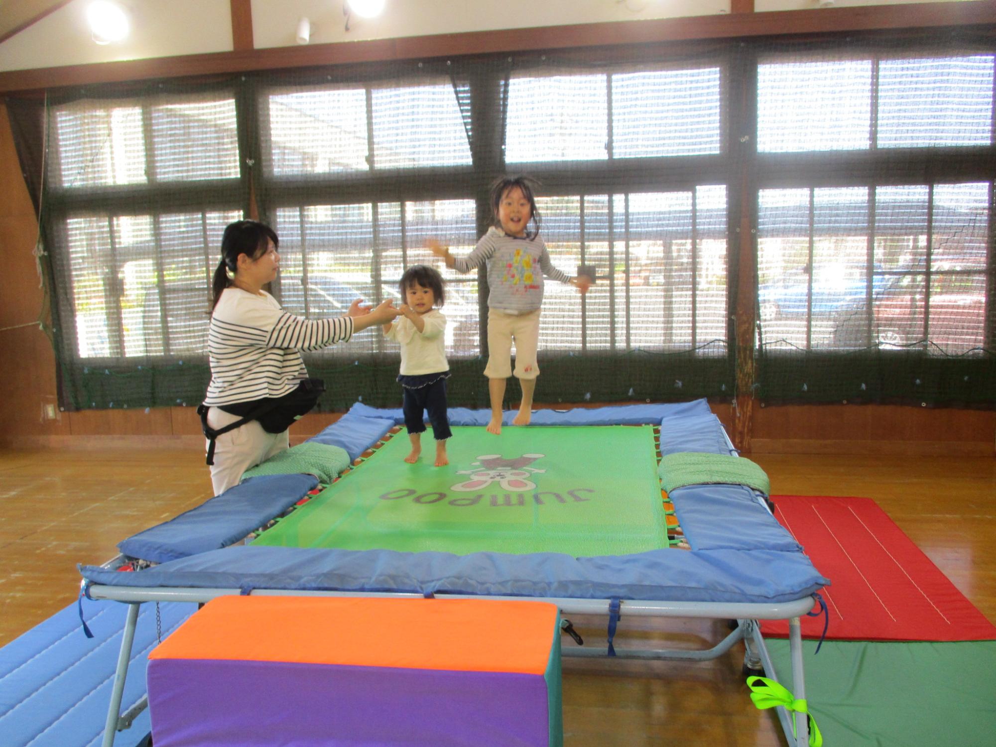 緒川児童館 トランポリン