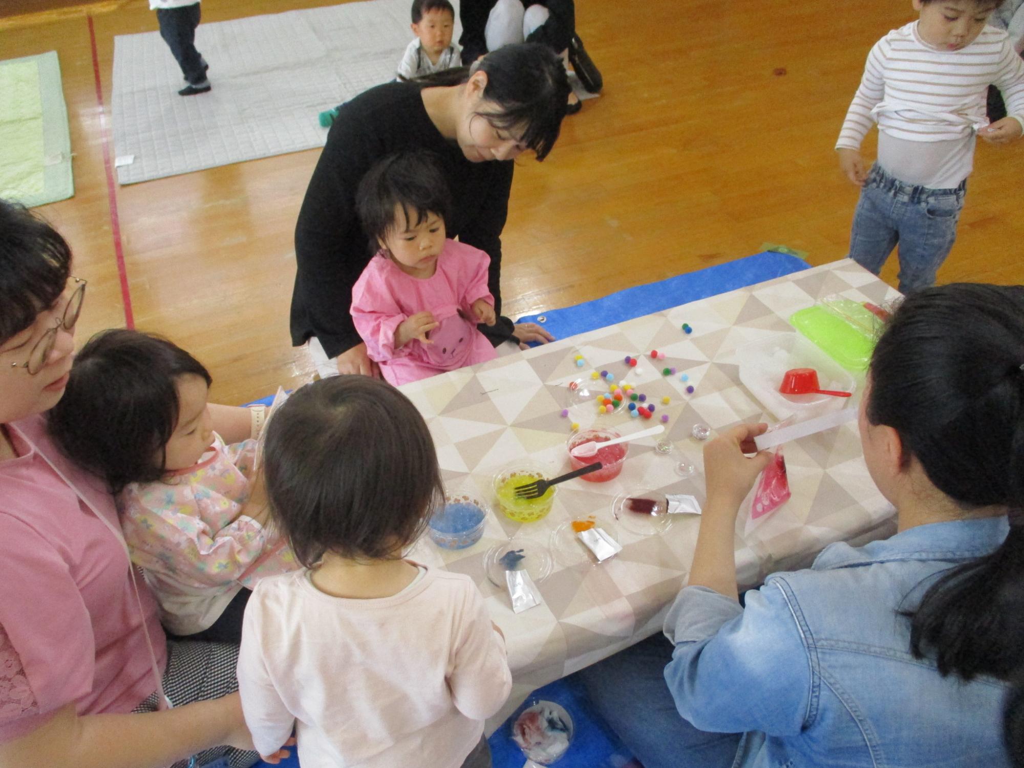 緒川児童館 緒川わくわくランド 片栗粉絵の具