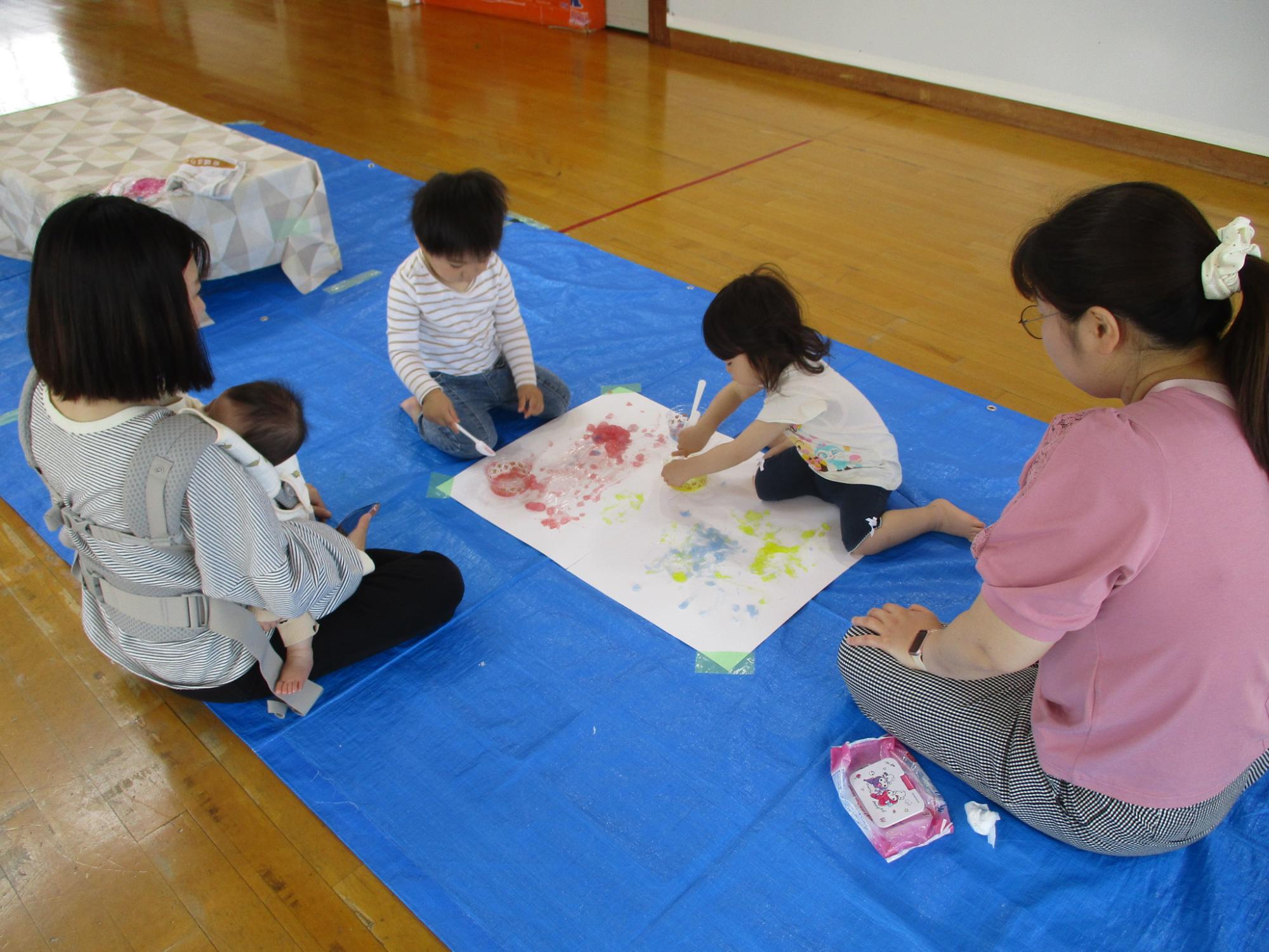 緒川児童館 緒川わくわくランド 片栗粉絵の具
