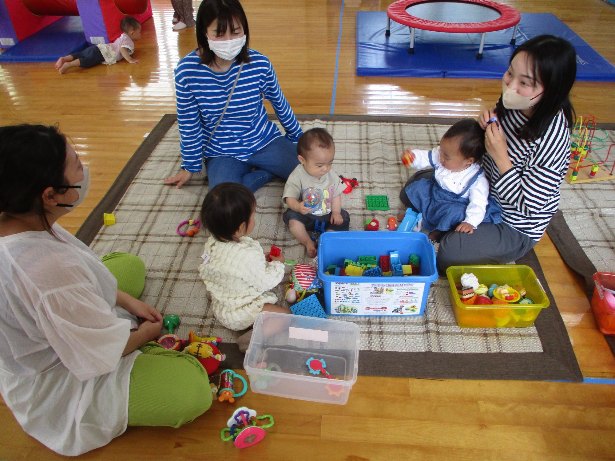 子どもたちとおもちゃを囲んで交流