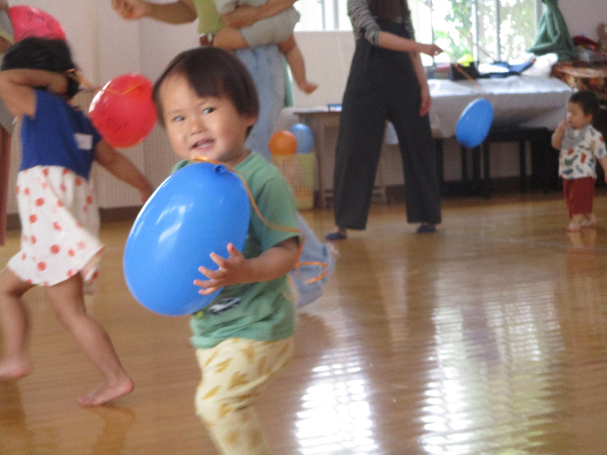 風船をもって走る子