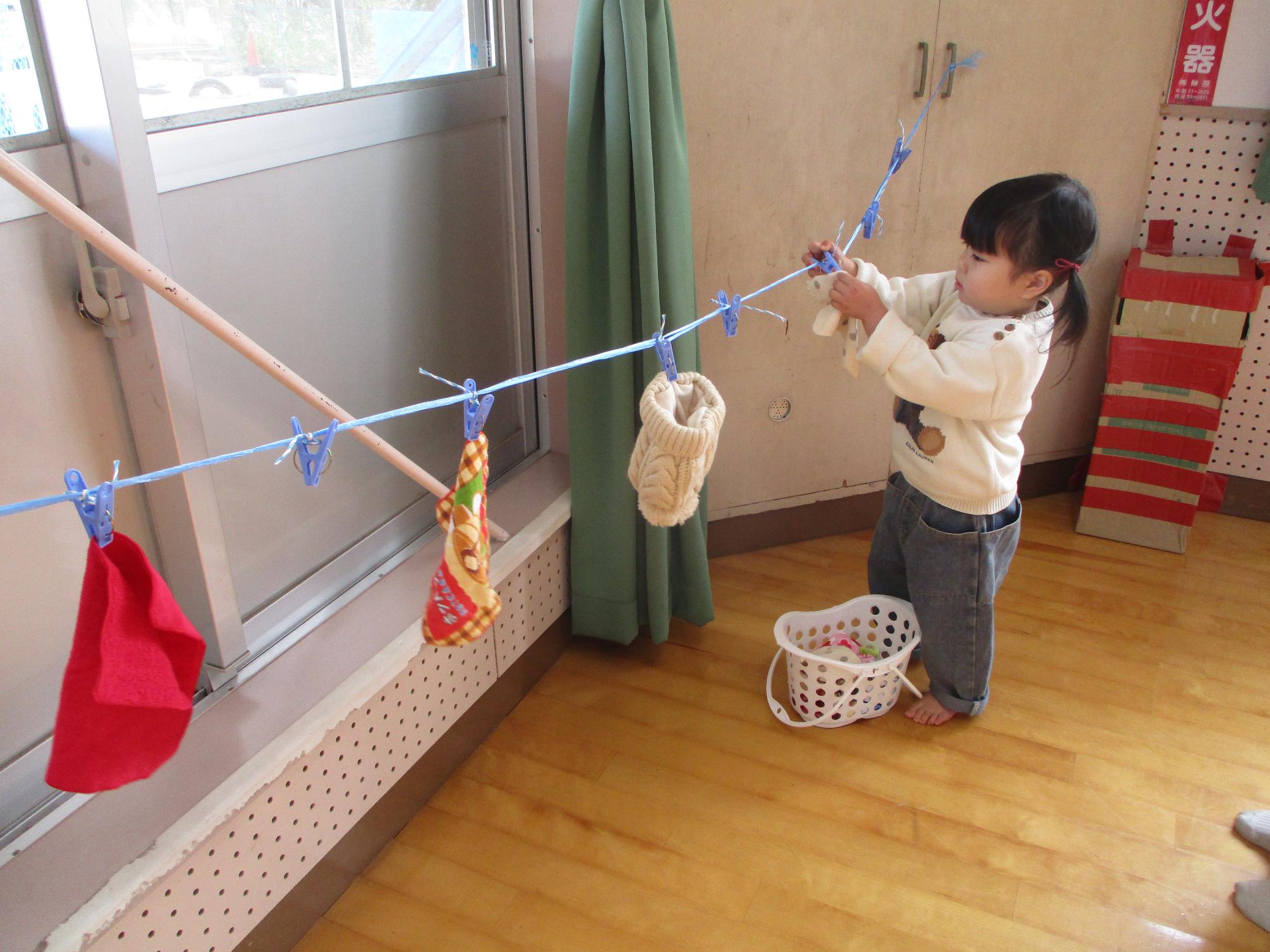 小物を干す女児