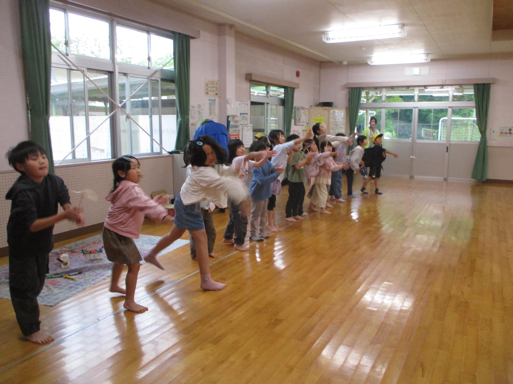 竹とんぼを飛ばす子どもたち