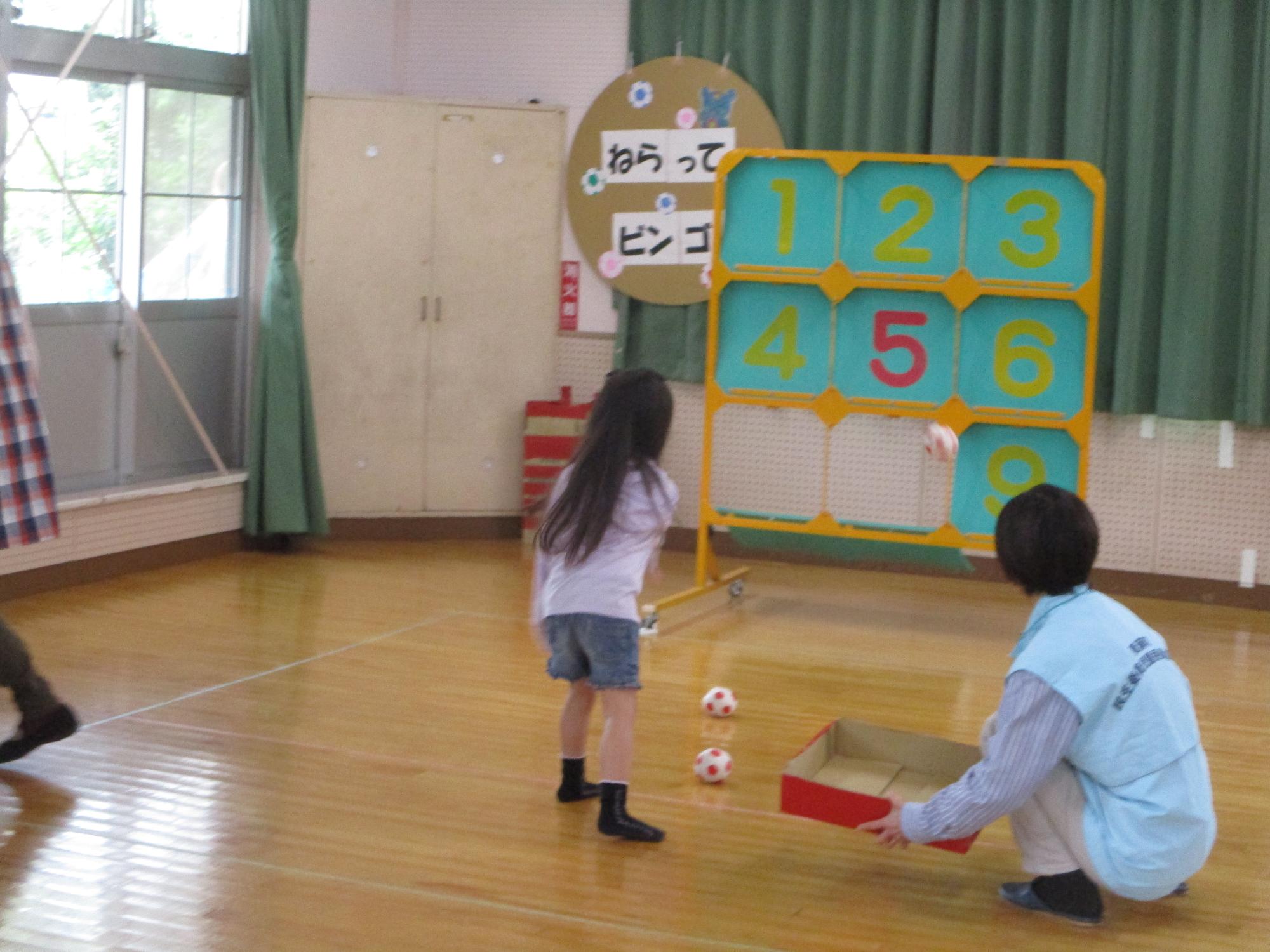 ストラックアウトに挑戦する子