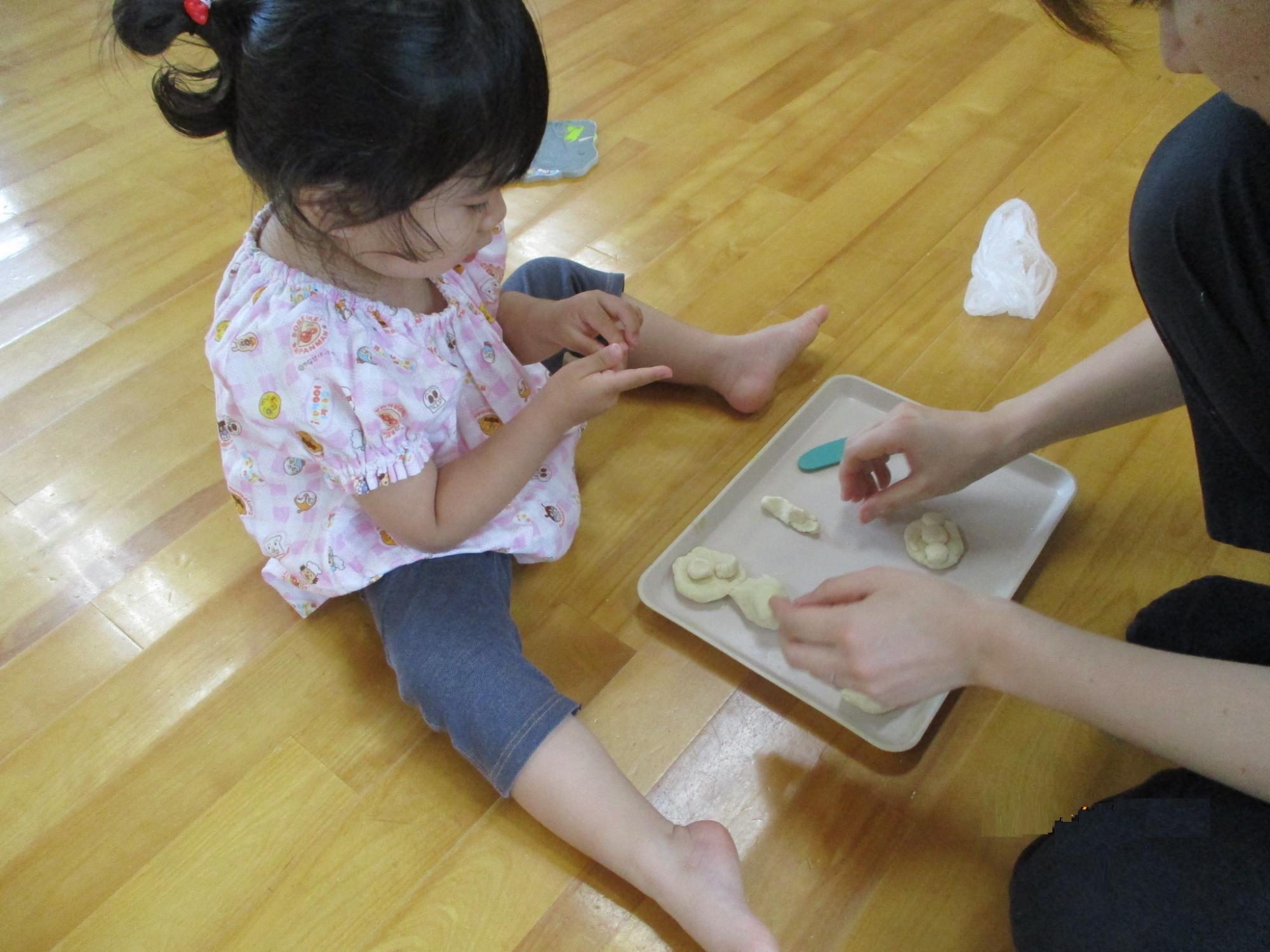 小麦粉粘土をこねる親子