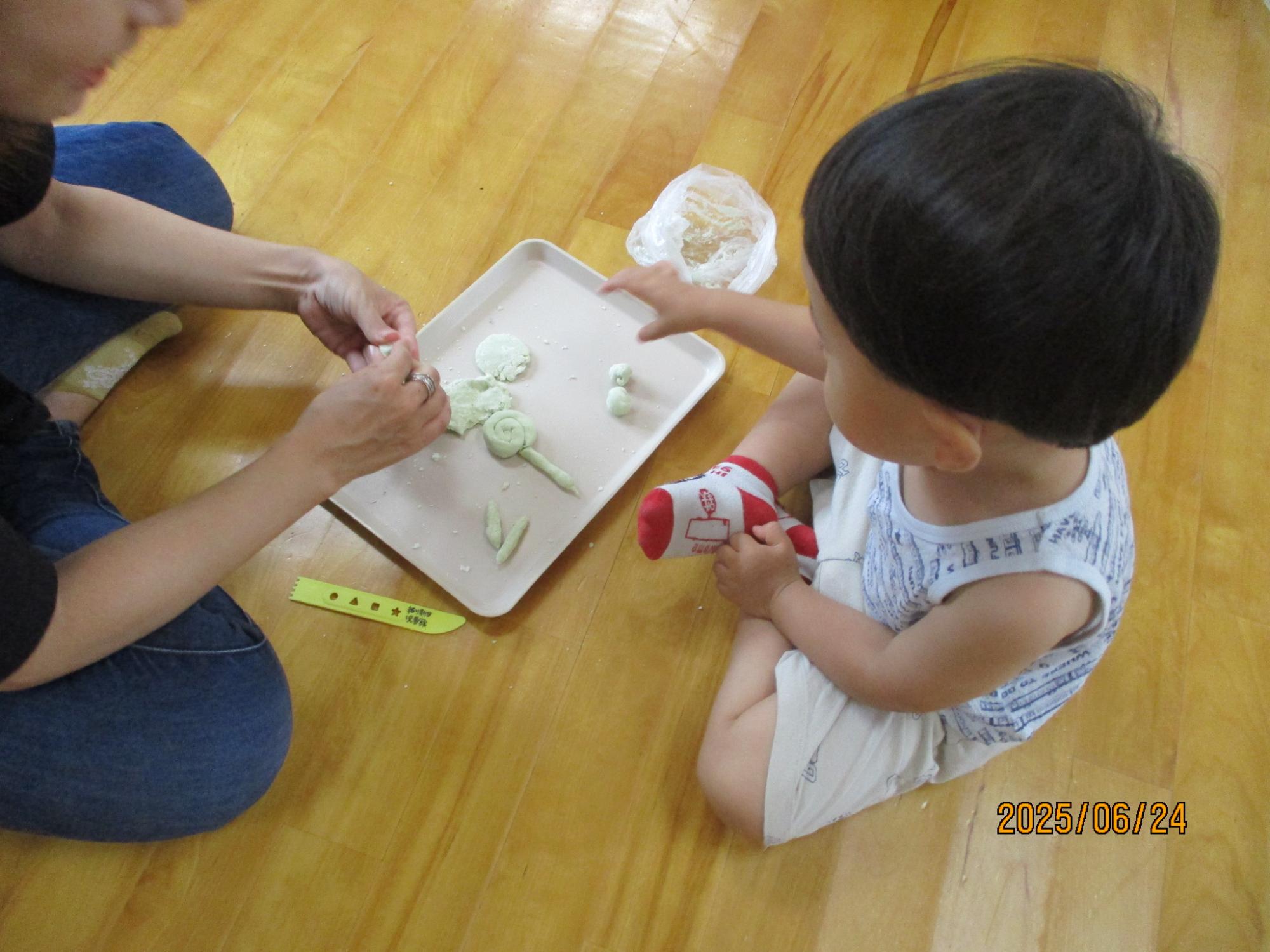 小麦粉粘土を触って遊ぶ子