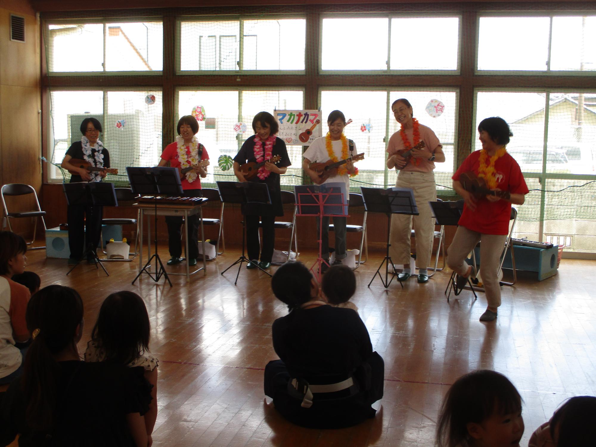 緒川児童館 こあらの日 ウクレレ演奏 マカナカマ