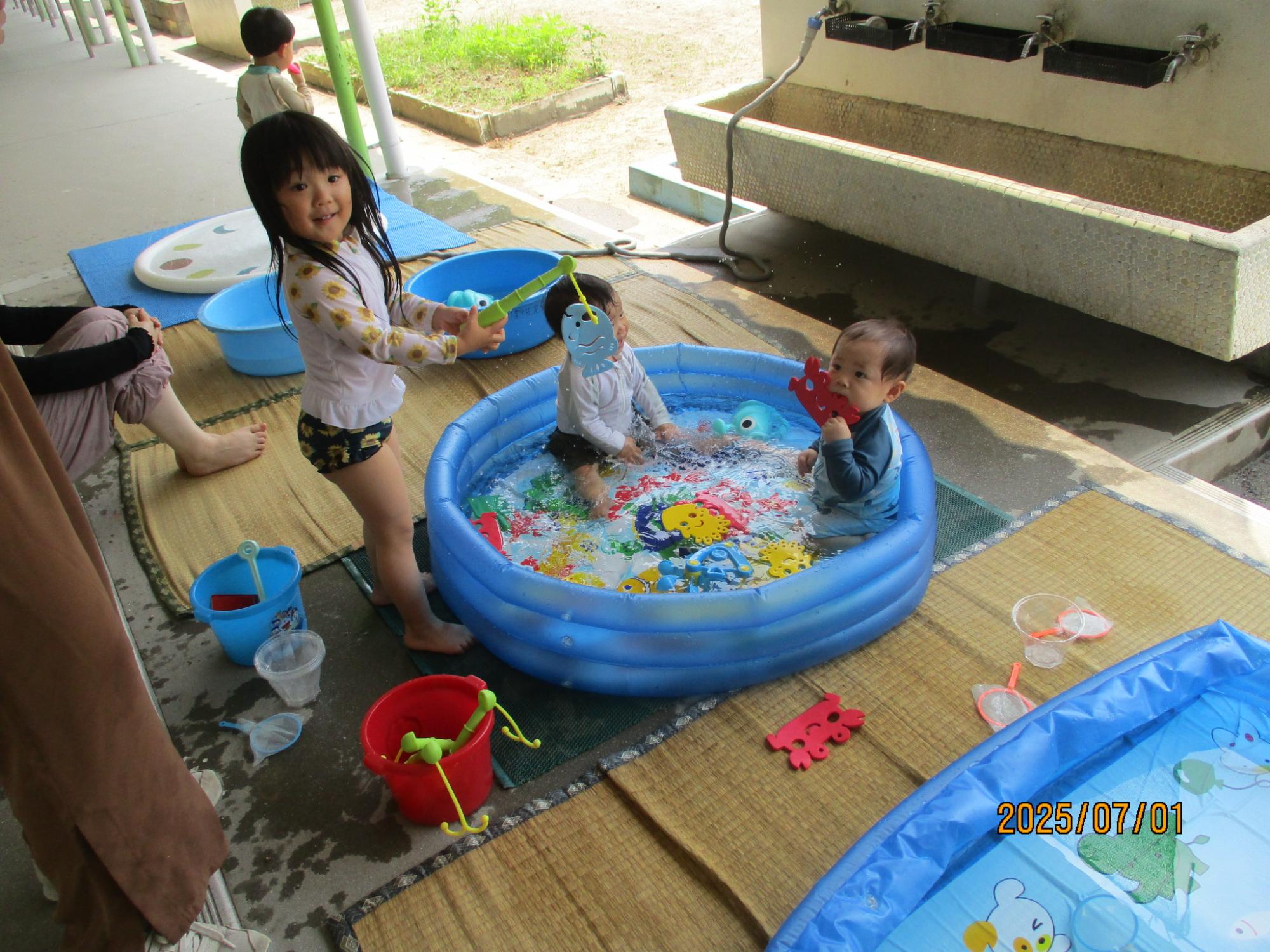水遊びする幼児
