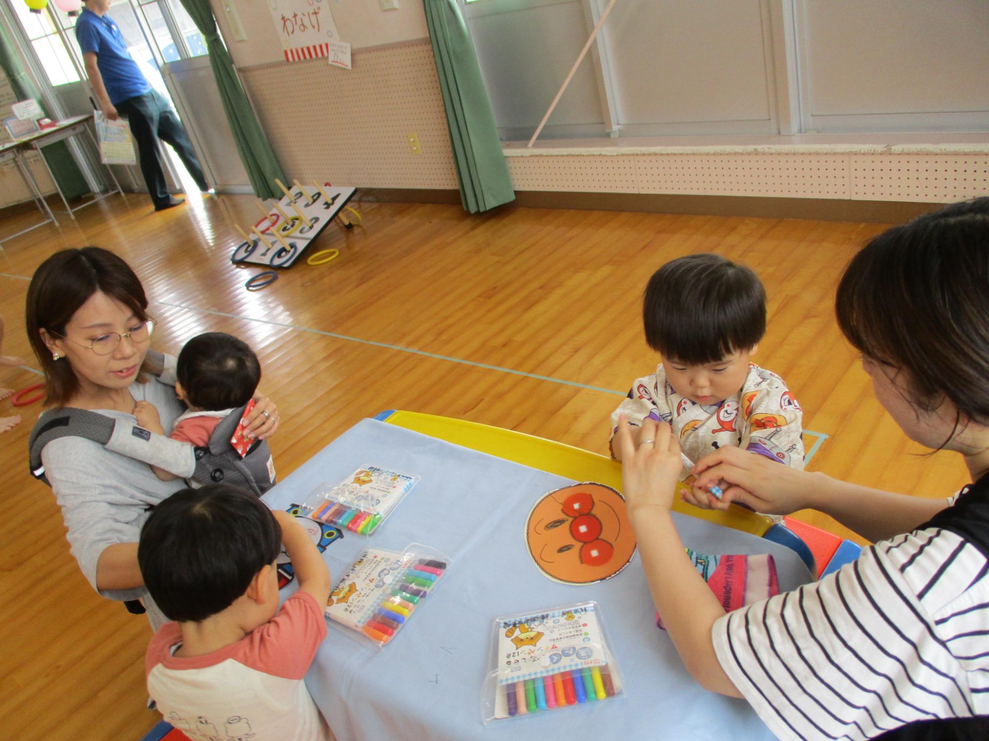 お面を作る親子