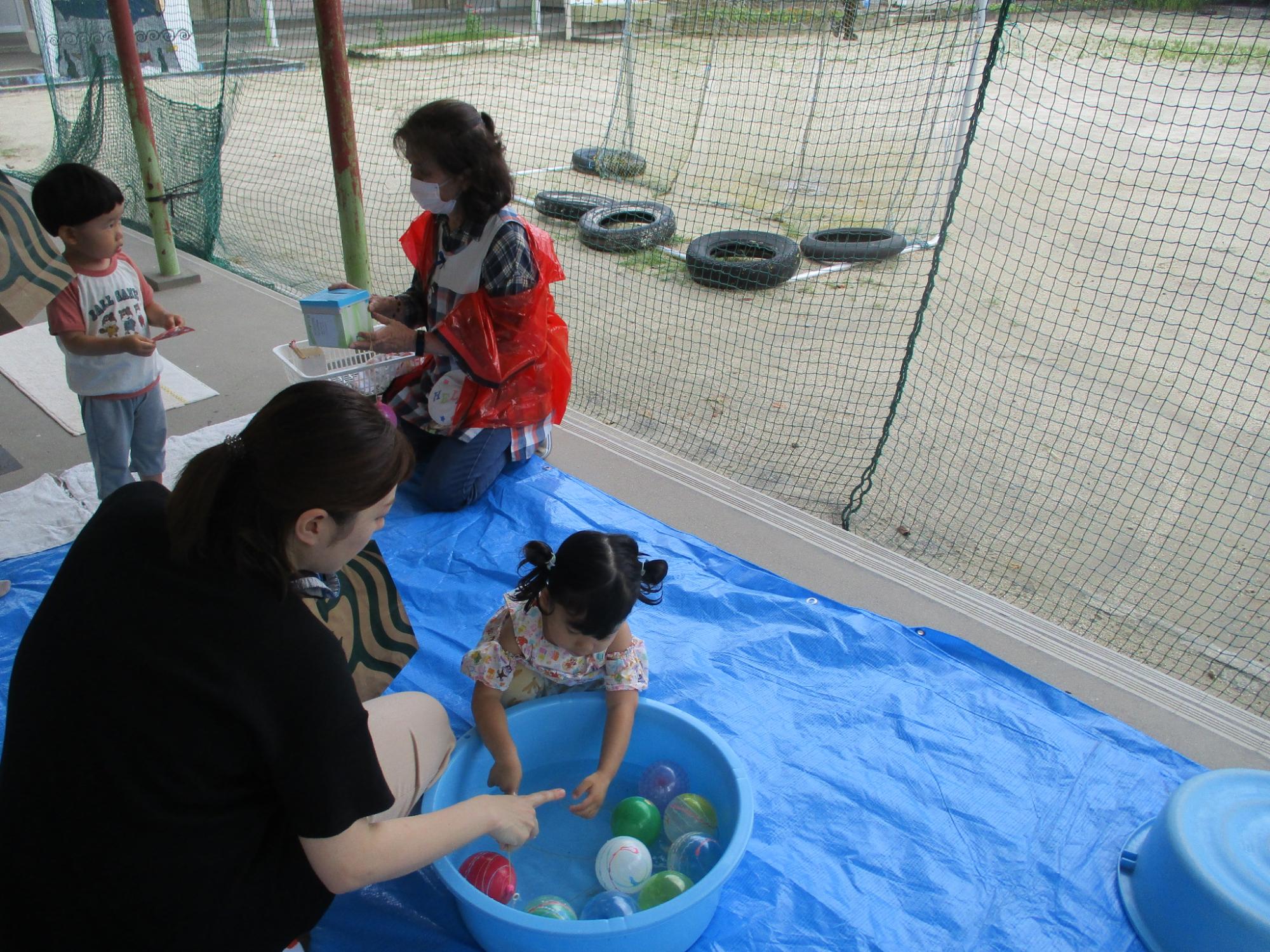 水風船釣りに挑戦する子