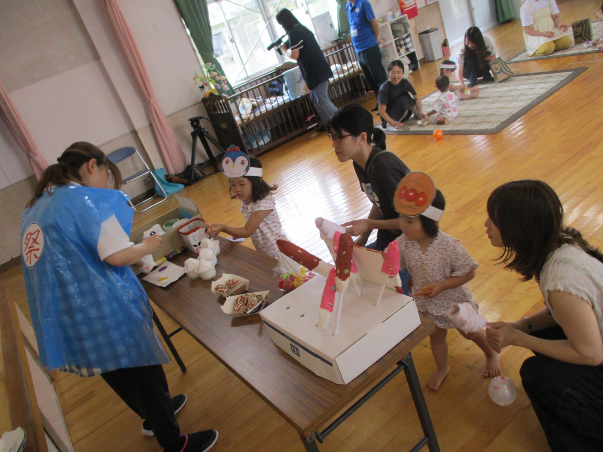 縁日ごっこをたのしむ親子