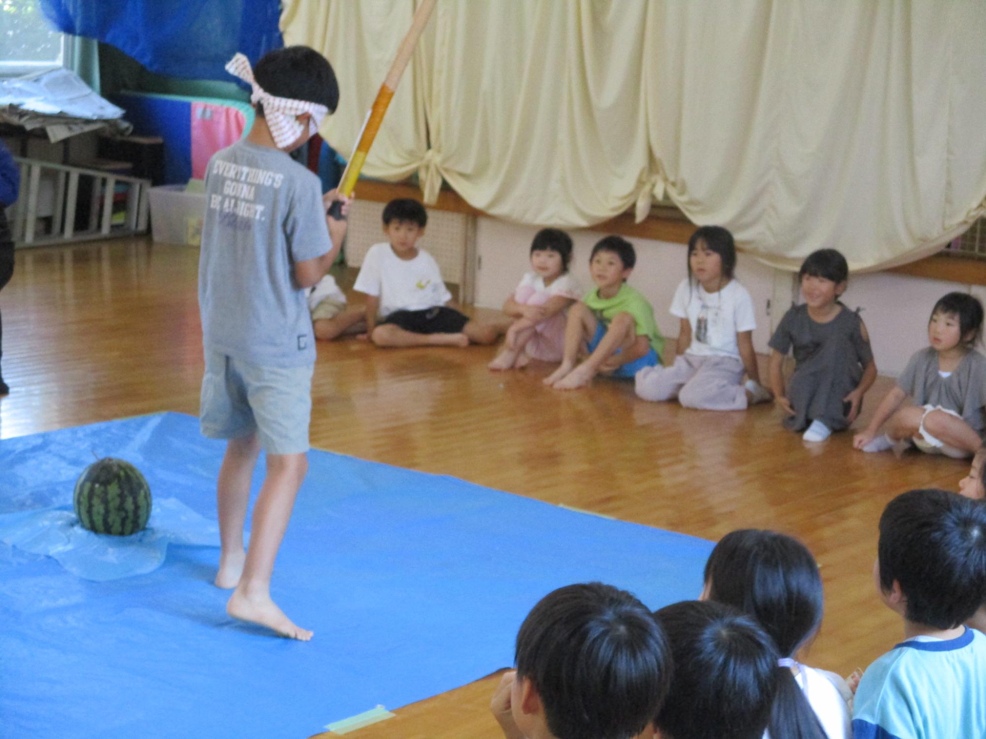 スイカ割りに挑戦する男児