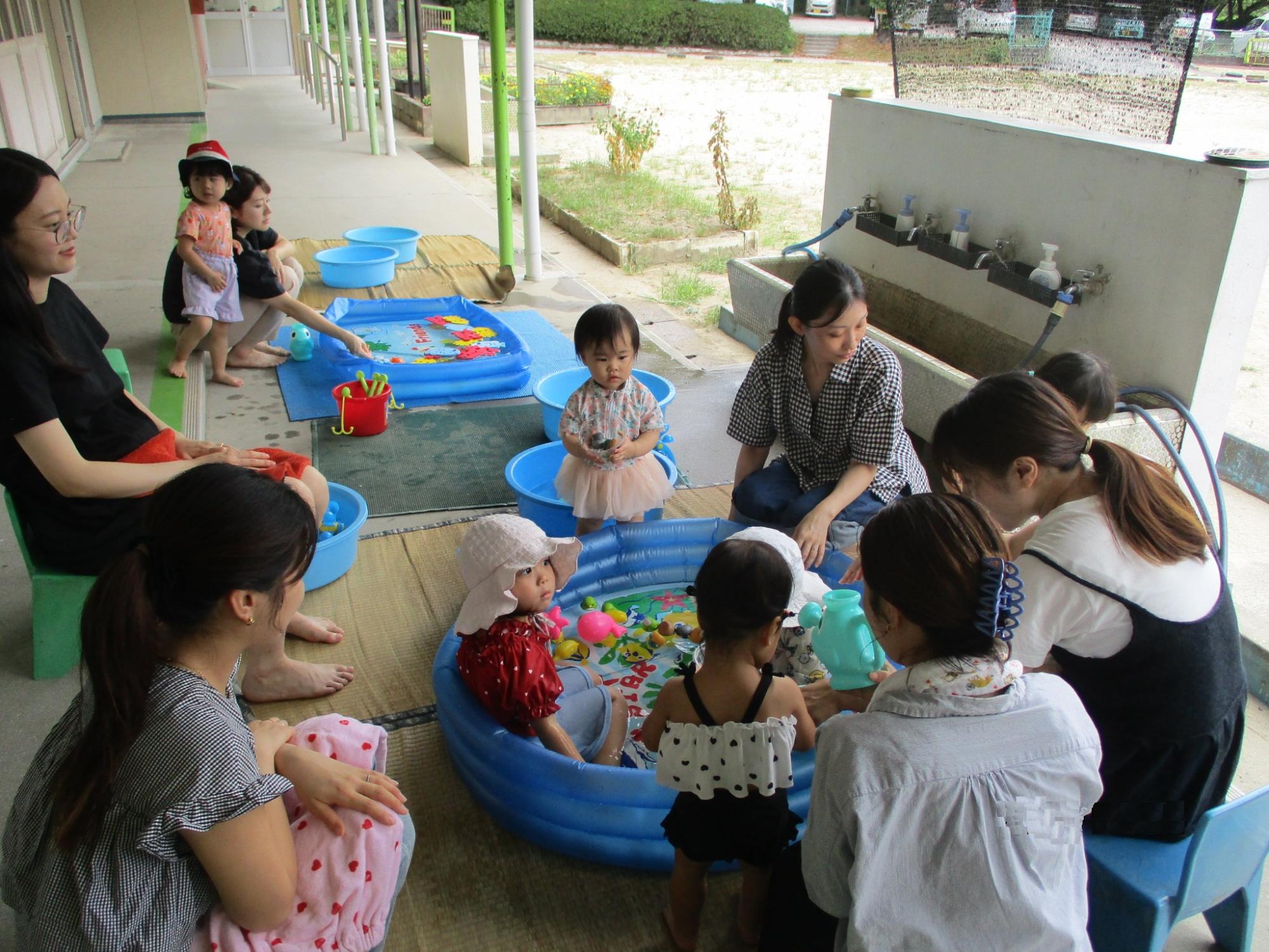 水遊びをする親子