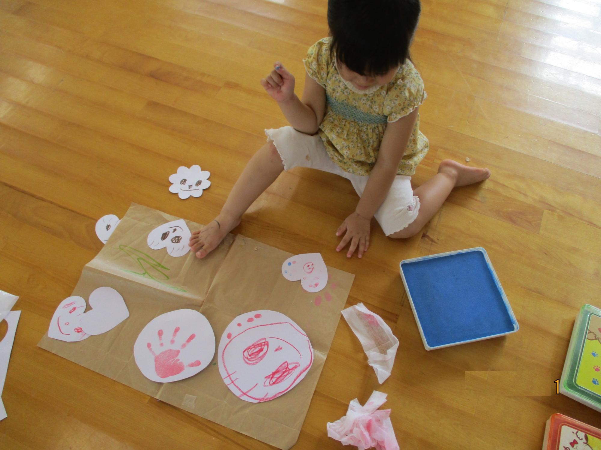おえかきや手形遊びをする子