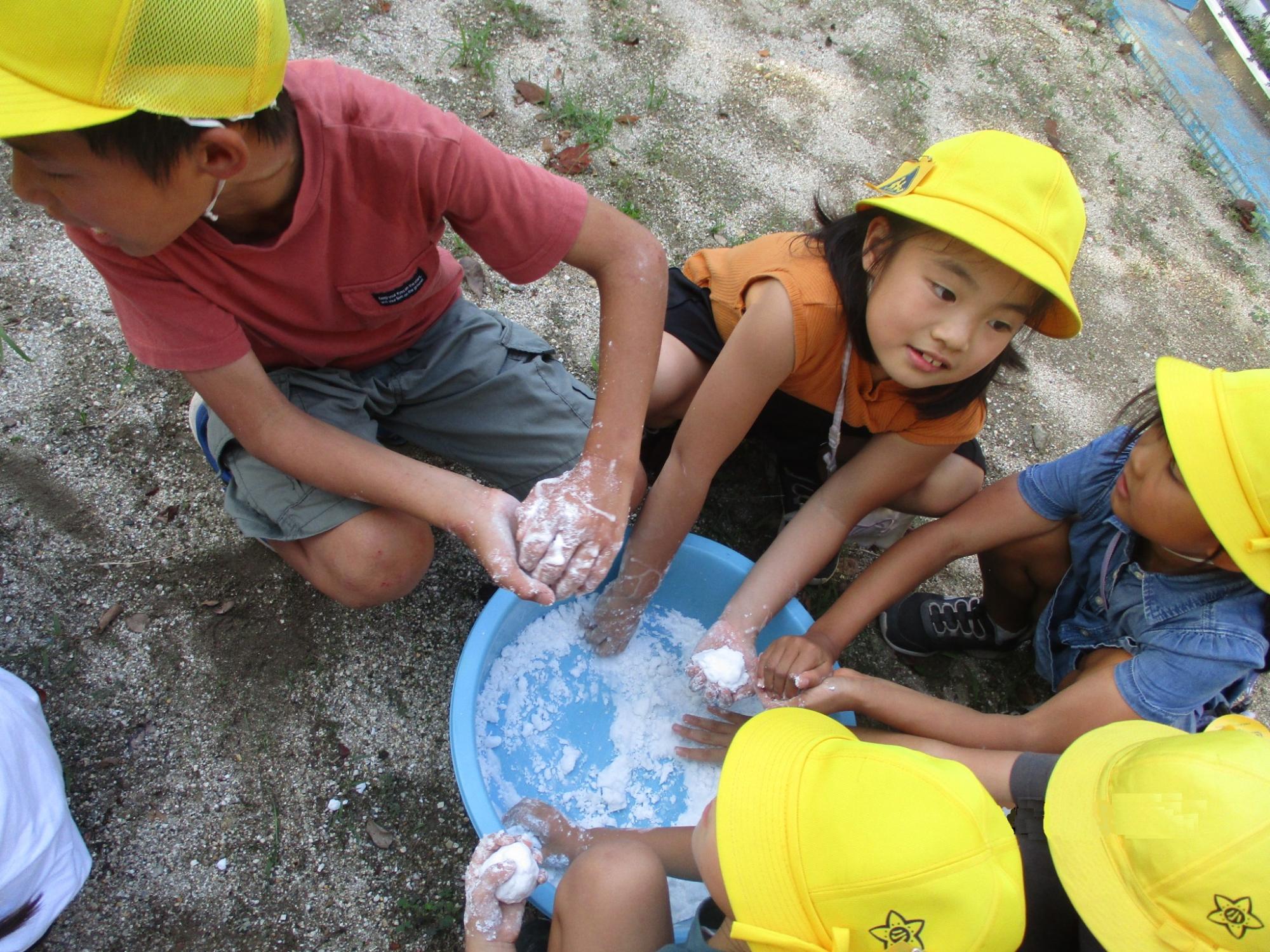 片栗粉をさわるこどもたち