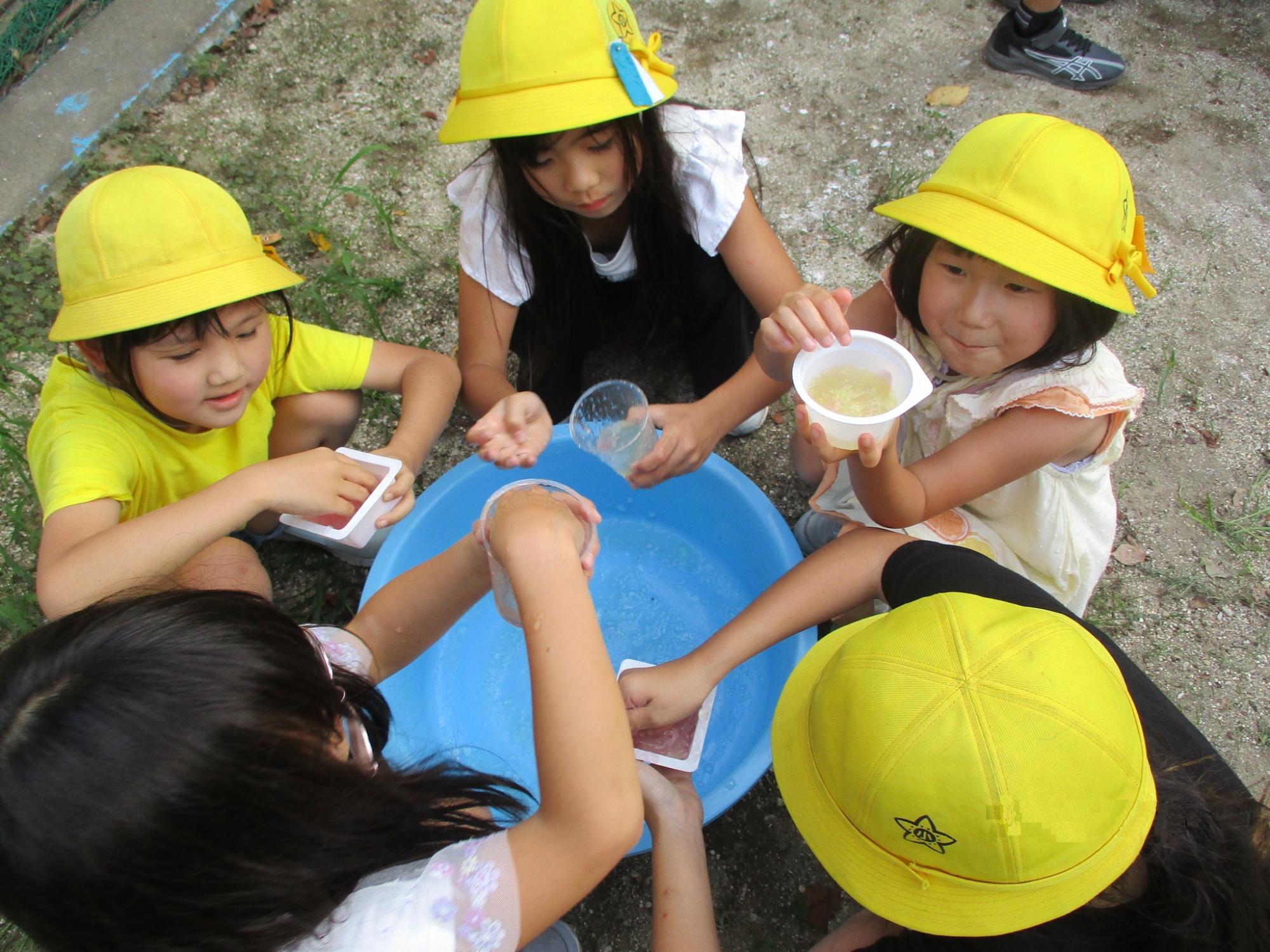 寒天ゼリーであそぶ子