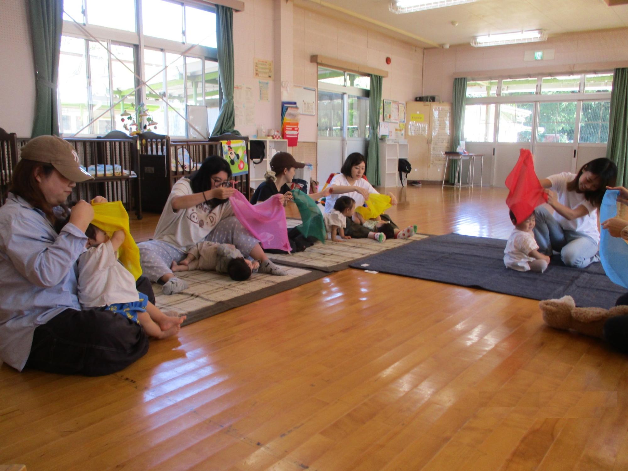 わらべうたで子どもと遊ぶ保護者達