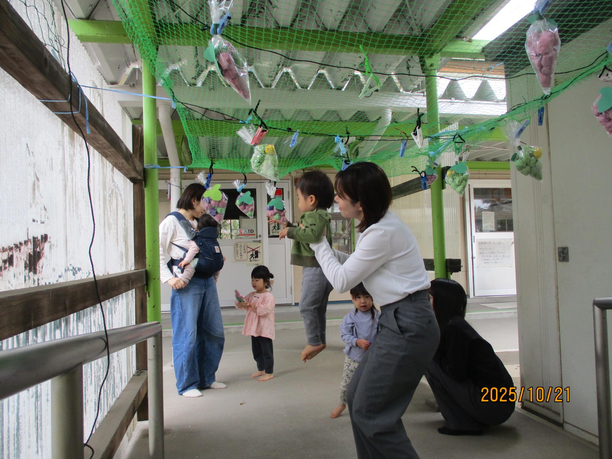 ブドウ狩りを親子で楽しむ