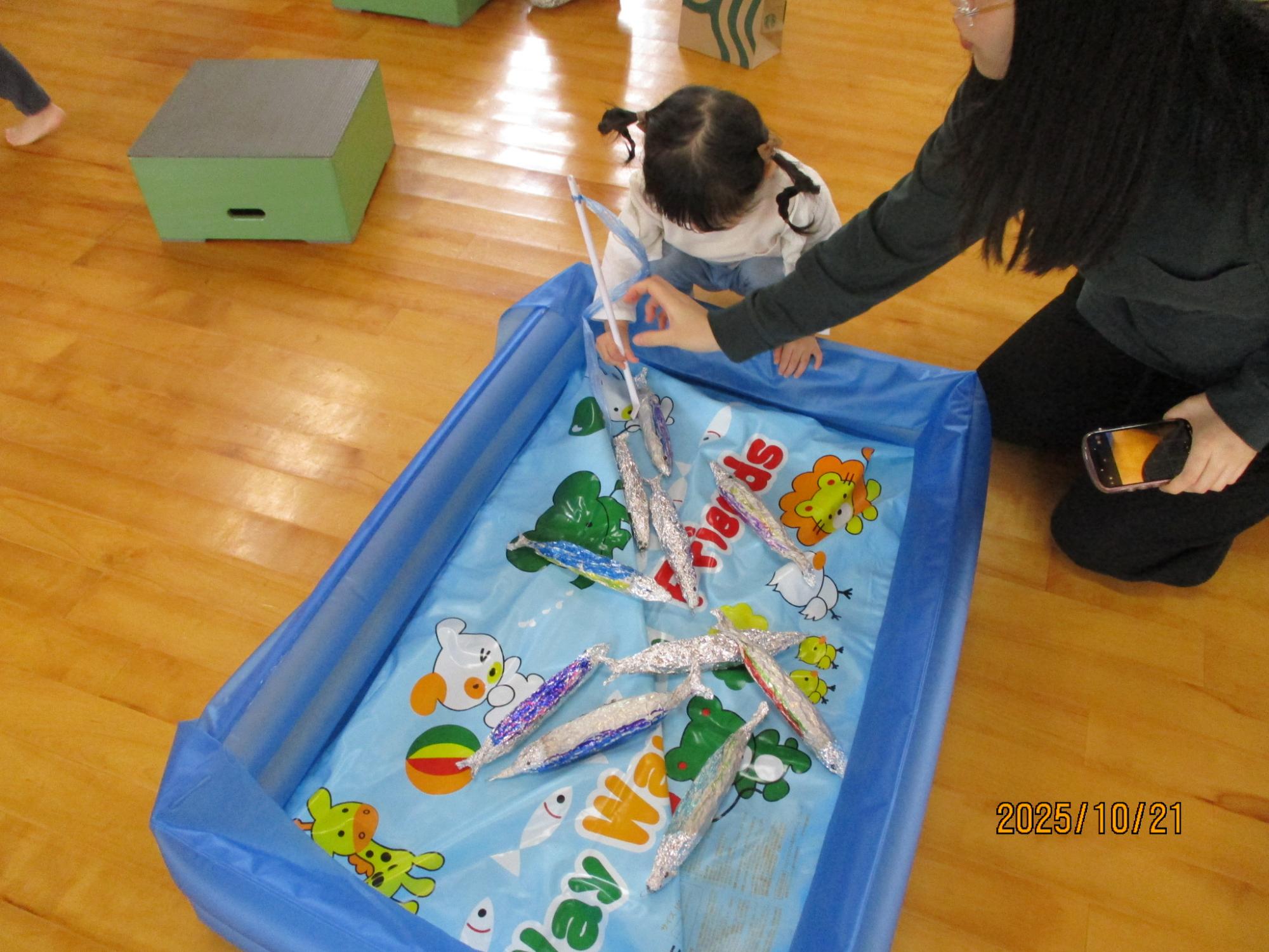 サンマ釣りをする子