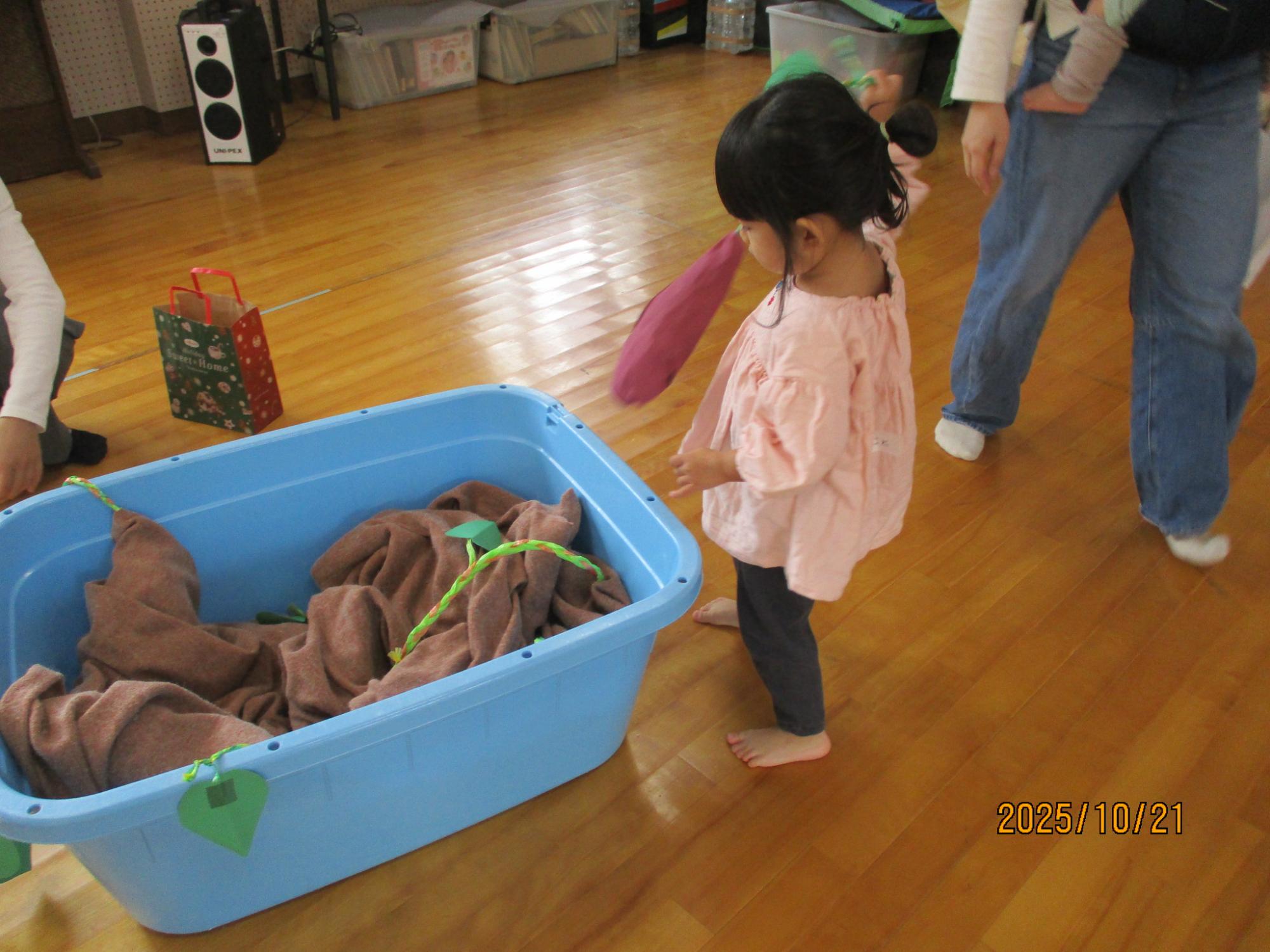 芋をひっぱる子ども