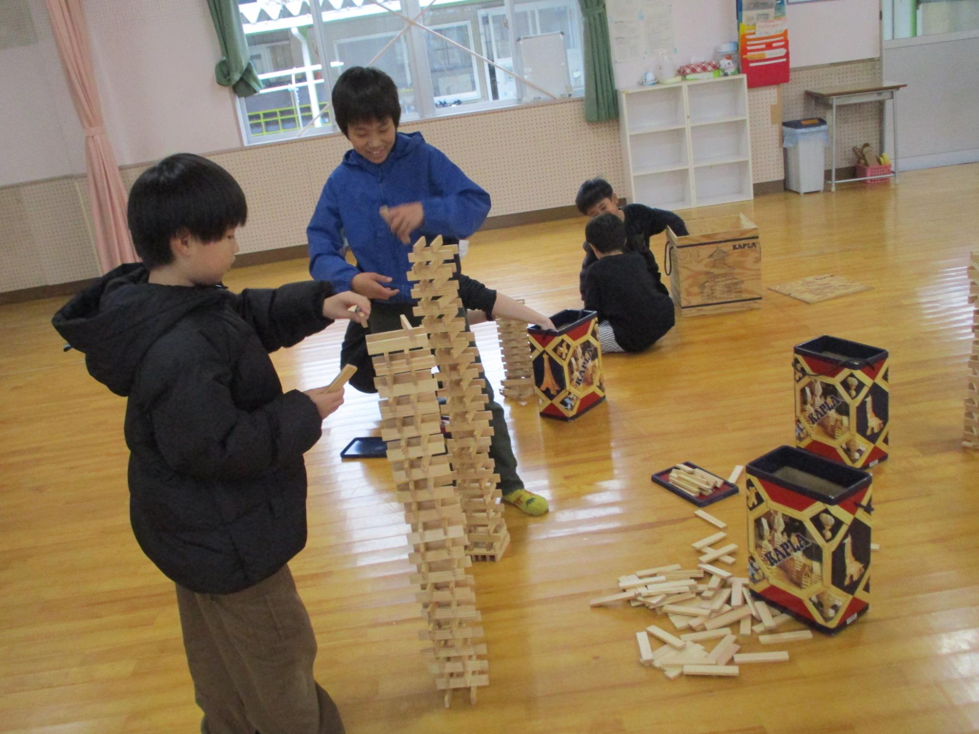 カプラを高く積み上げるこども