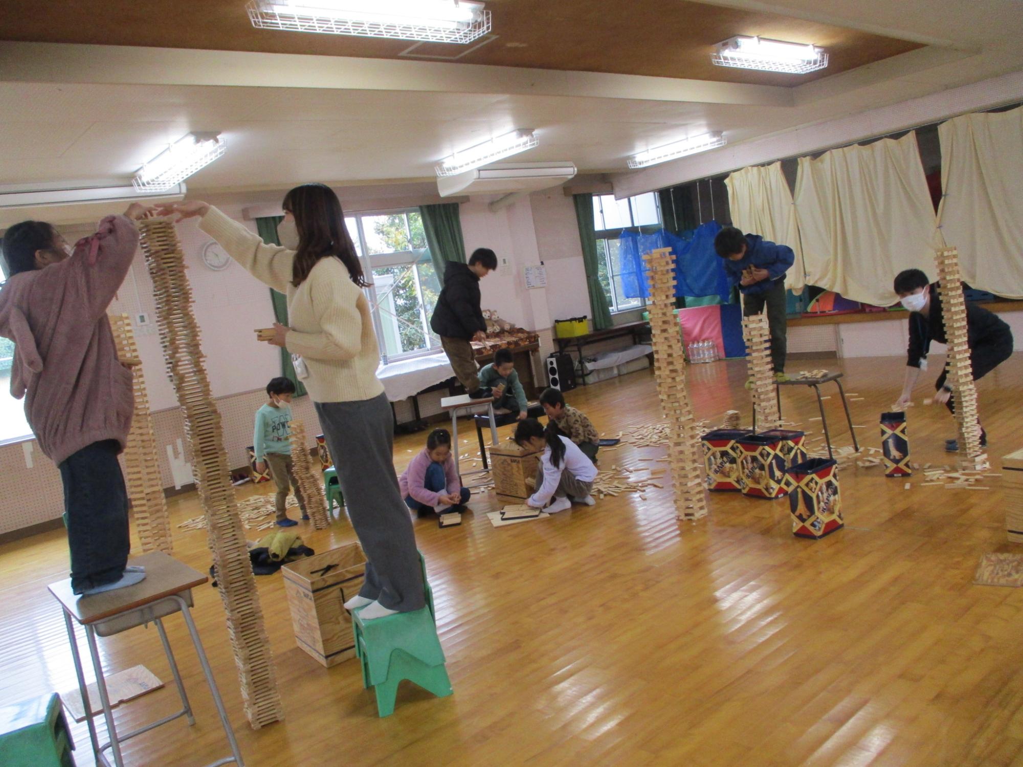 身長より高くカプラを積み上げる子どもたち