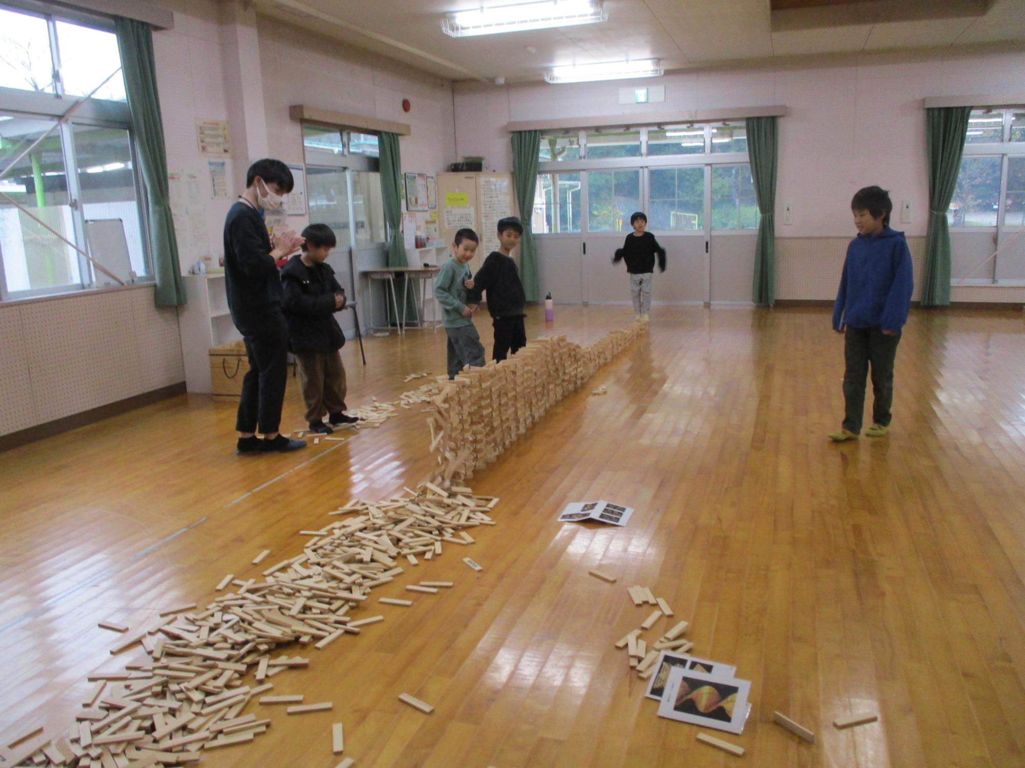 ナイアガラを崩していく子ども