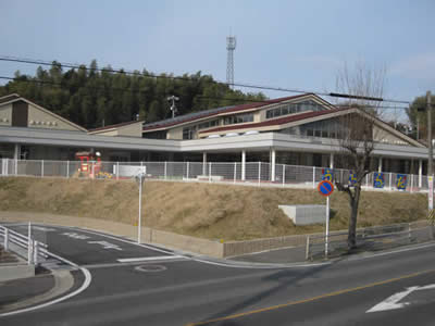 石浜西児童館の建物を写した写真。