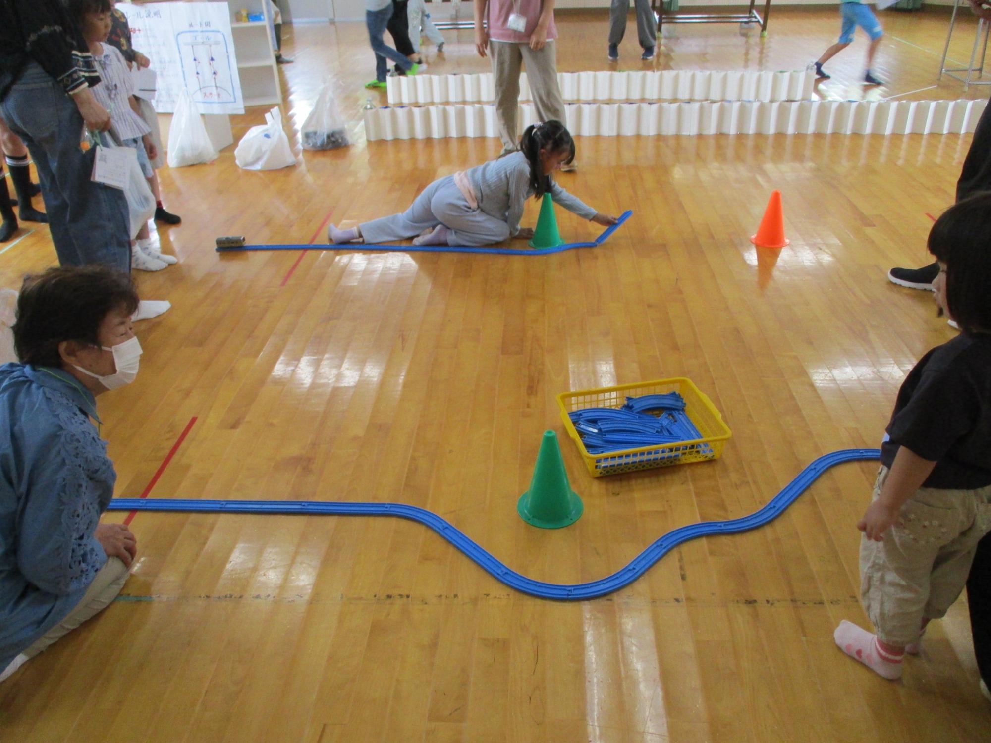 線路を組み立てる子