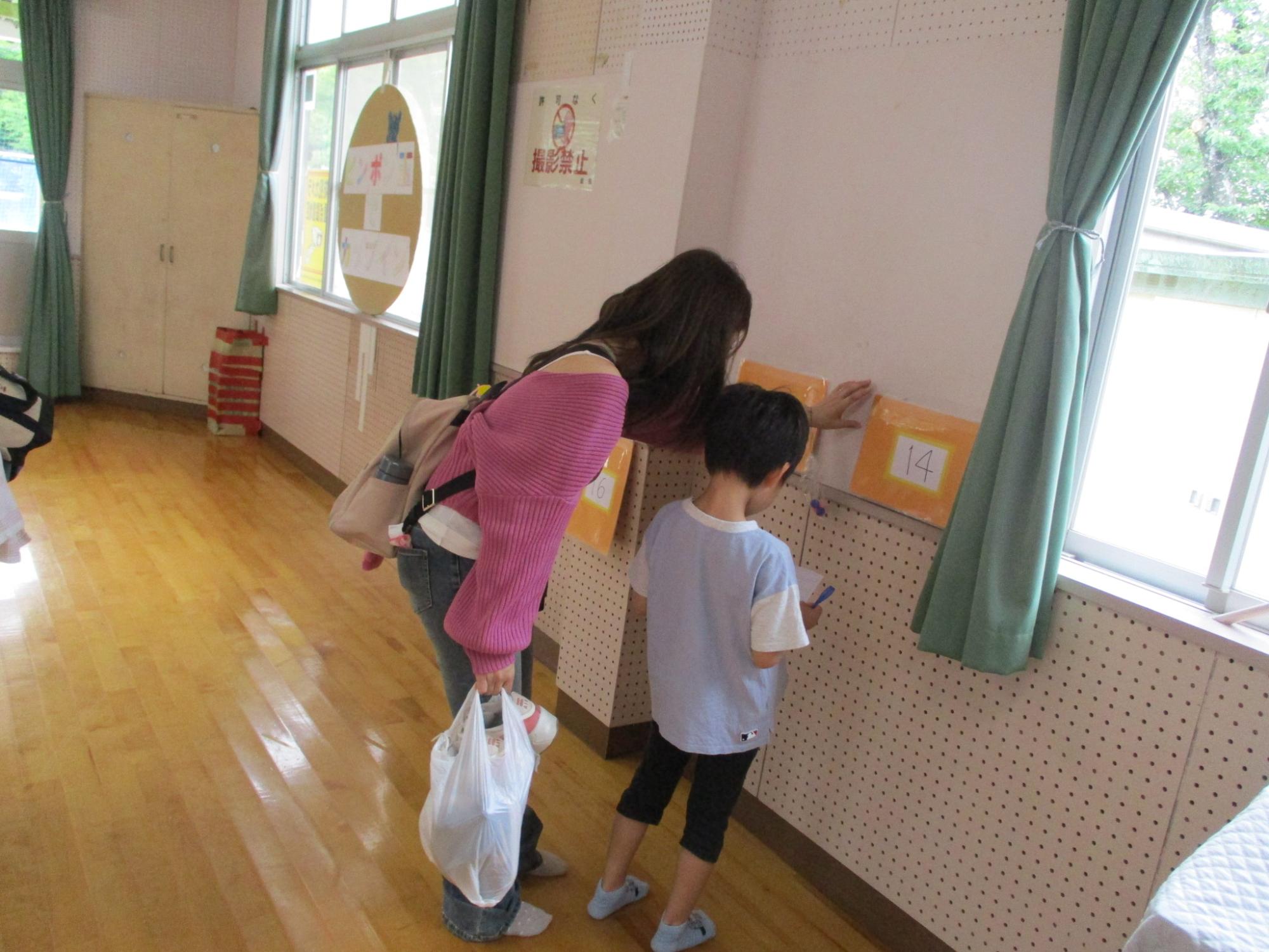 クイズに取り組む親子