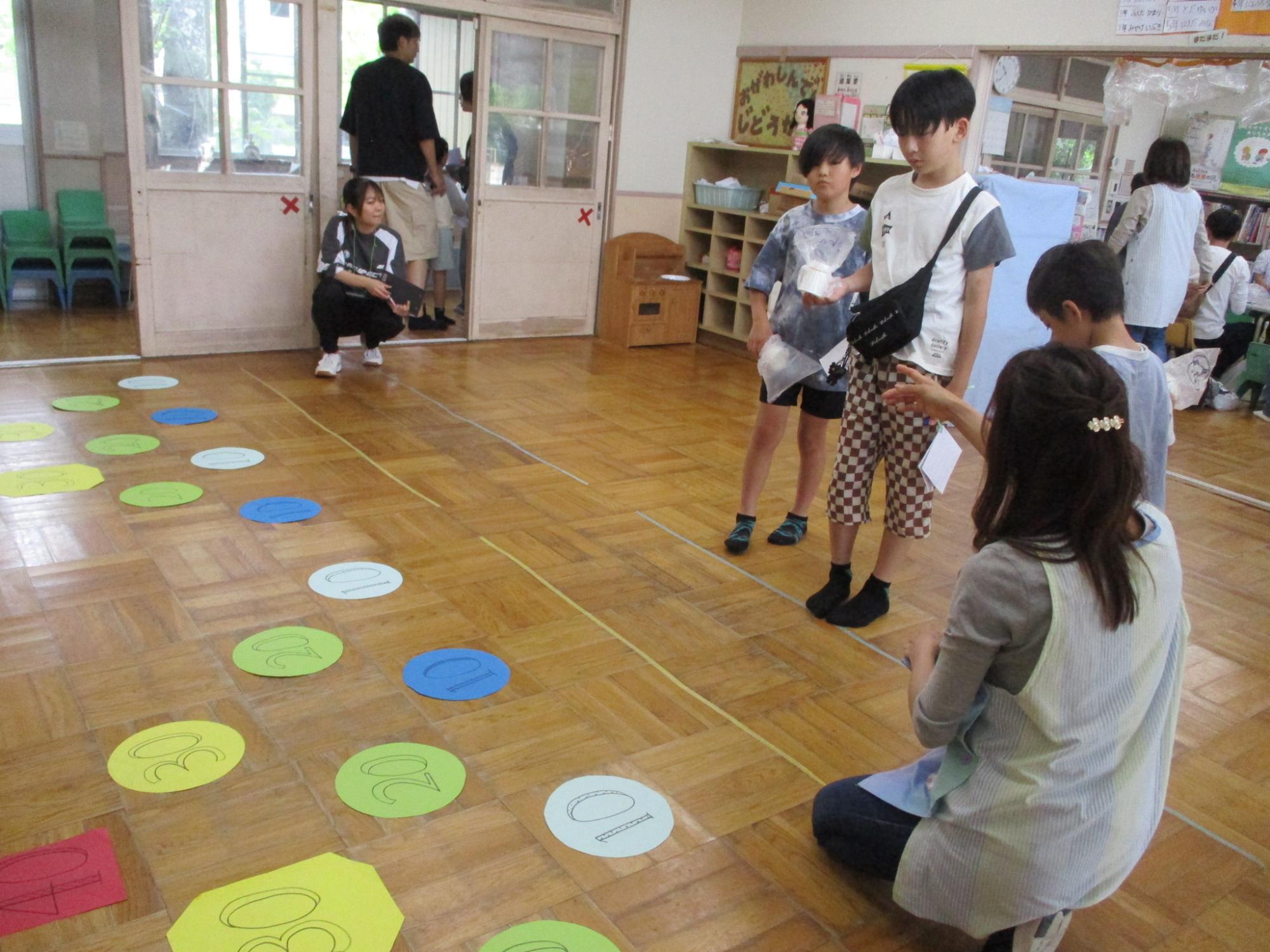 パラシュート投げに挑戦する子