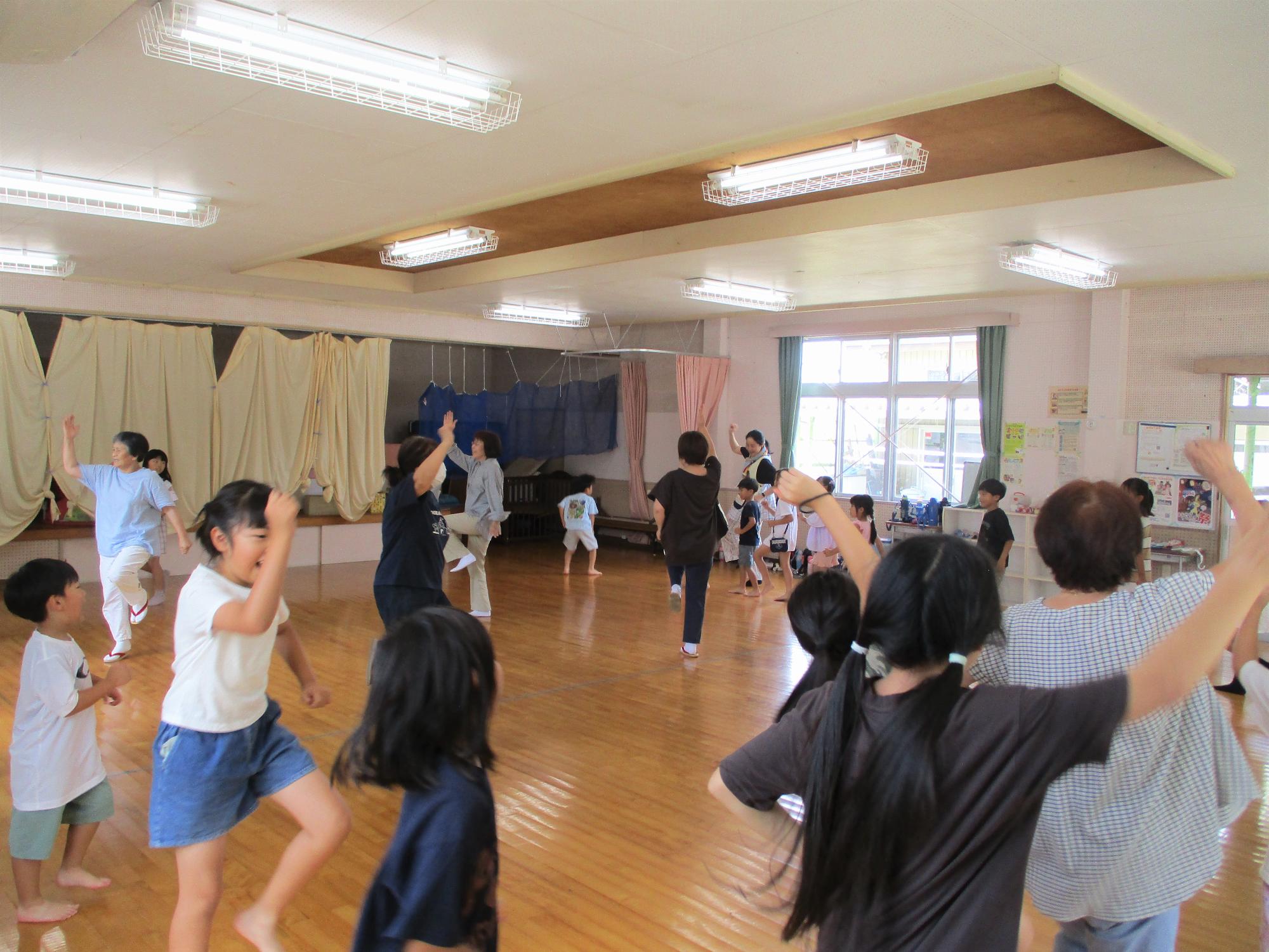 ダンシングヒーローを踊る子たち