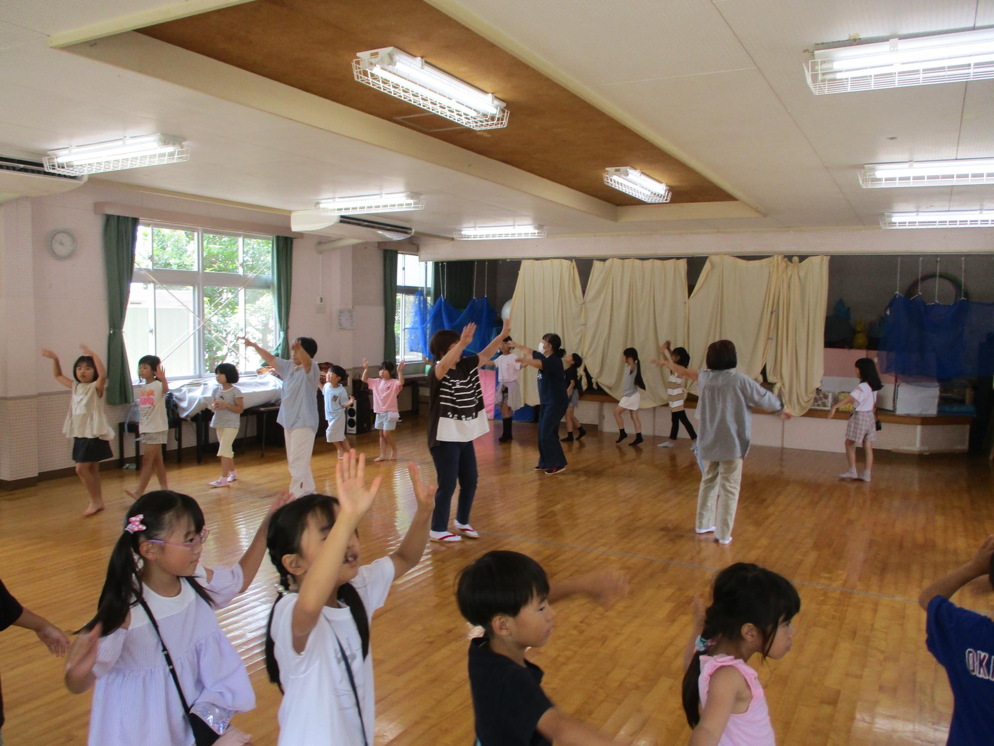 東浦音頭をおどる子たち