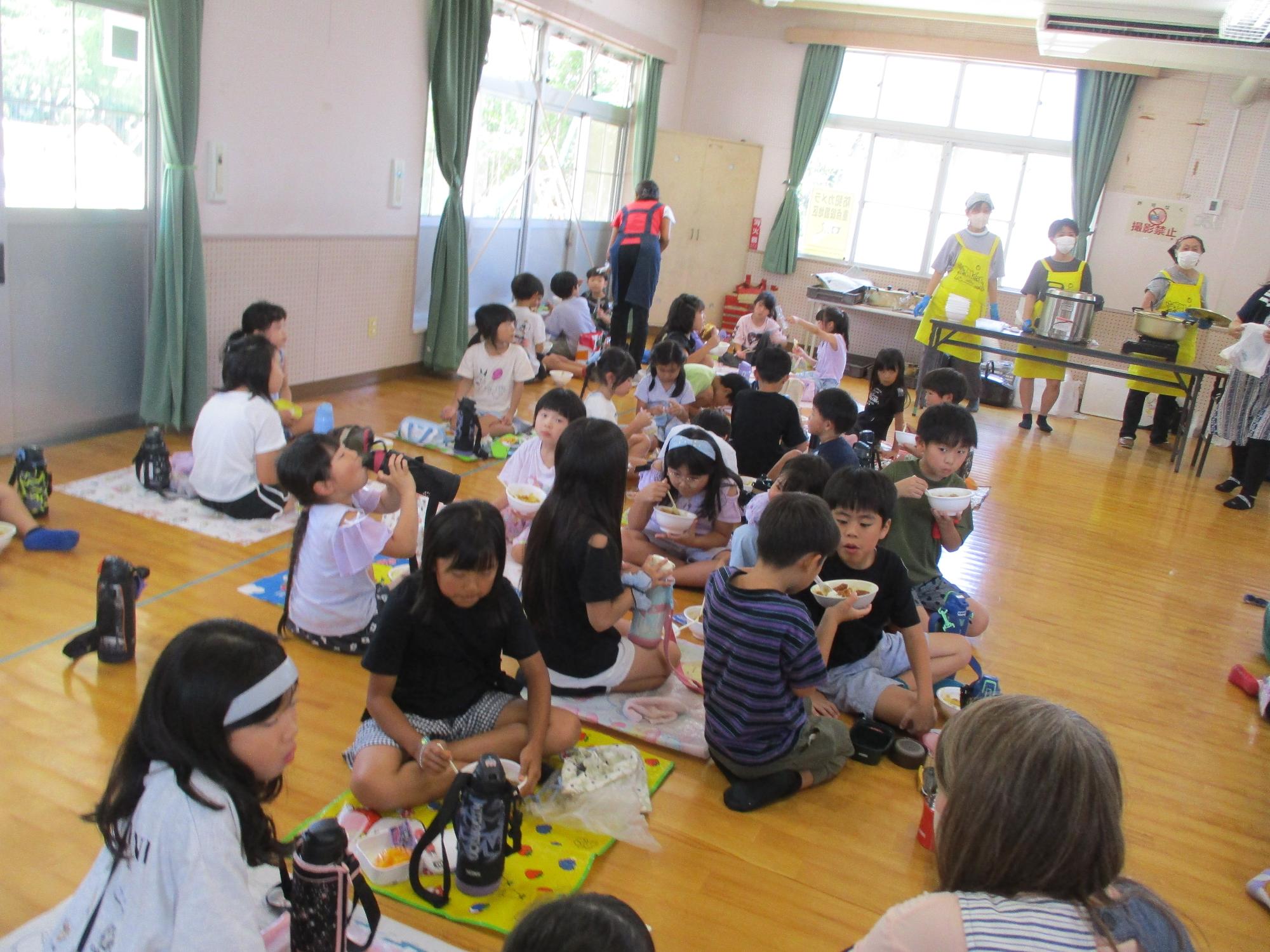 児童館で子ども食堂さんが作ってくれたカレーを食べる子たち