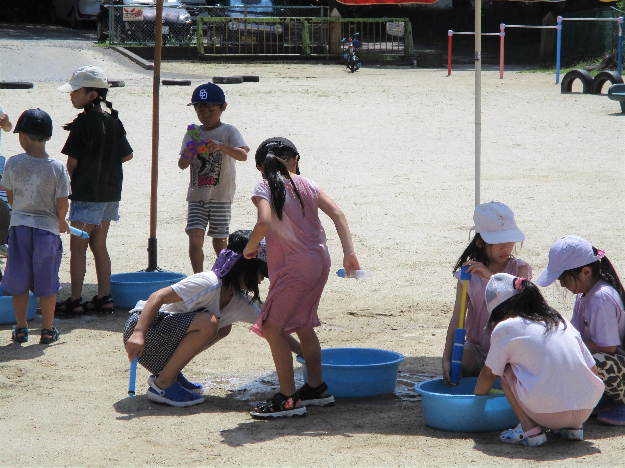 水鉄砲を楽しむ子