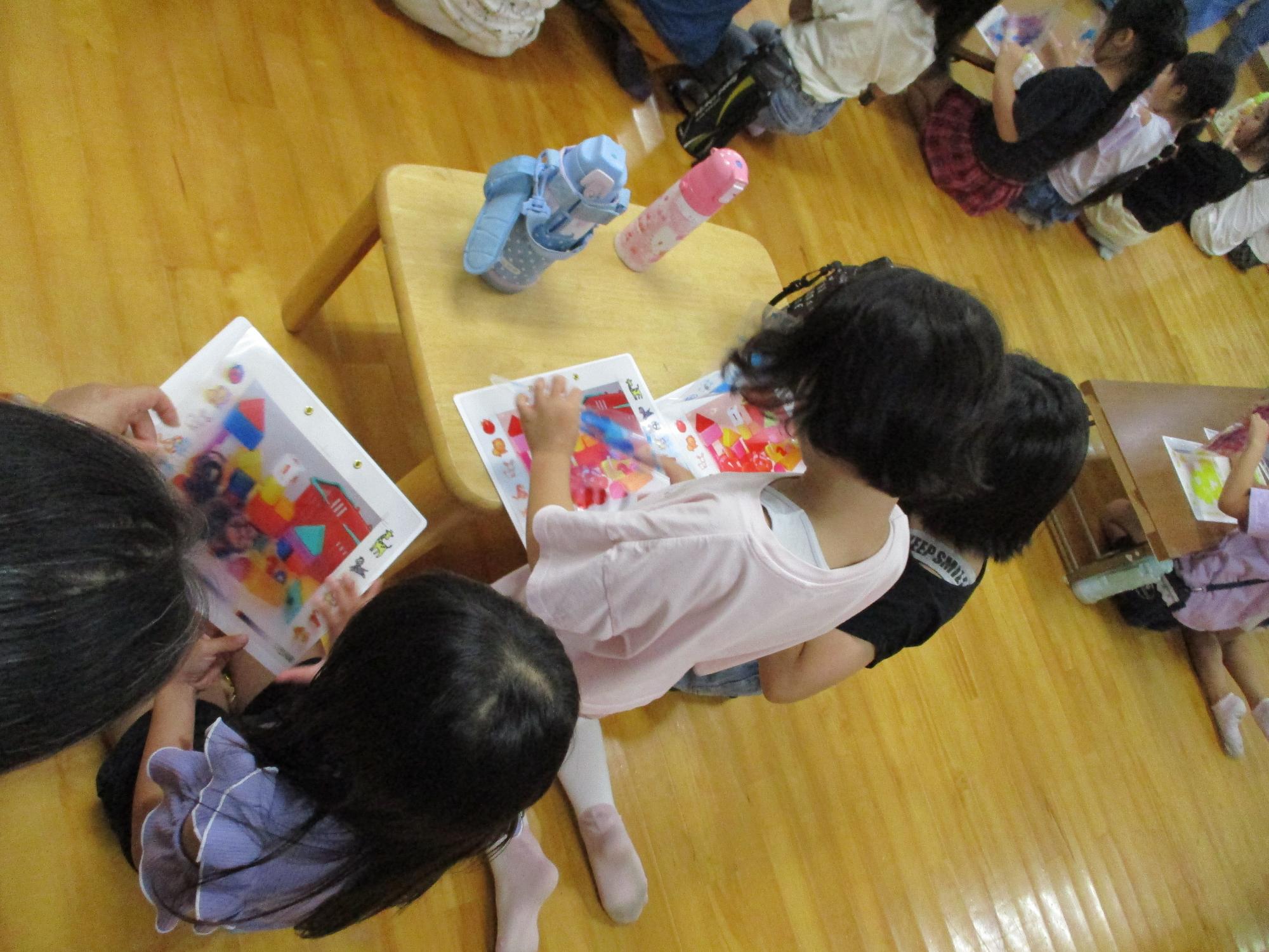 カラー印刷の仕組みについて教えてもらう子たち