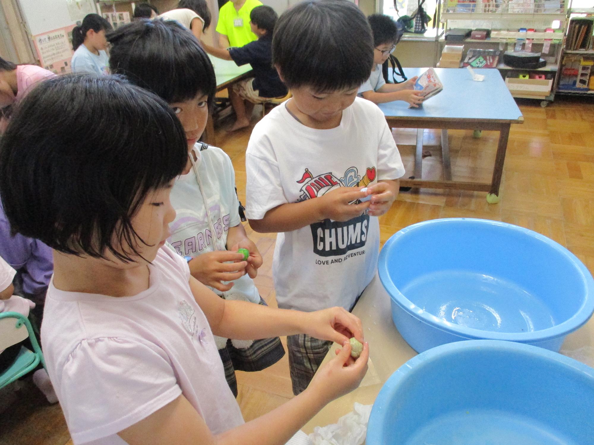 洗濯のりでスーパーボールつくりに挑戦する子たち