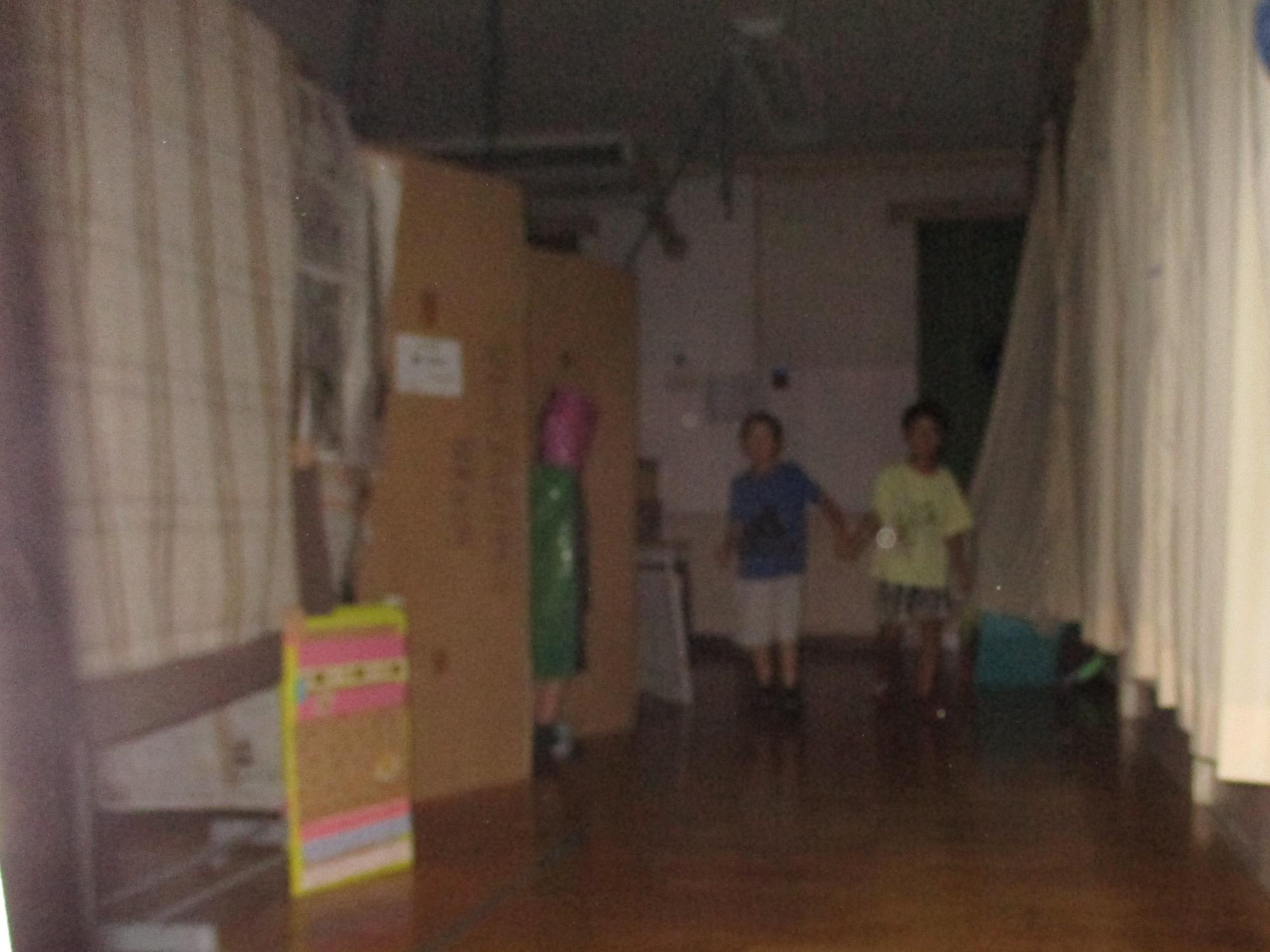 おばけ屋敷を進む少年