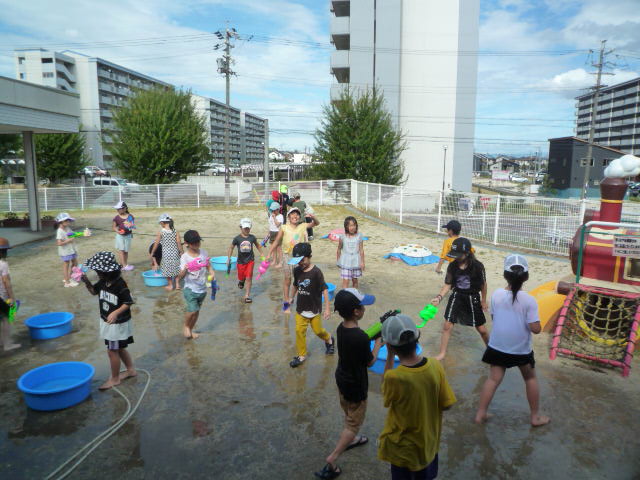 屋外ひろばで水遊びを楽しんで子どもたち2