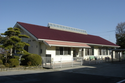 森岡児童館の外観を写した写真。