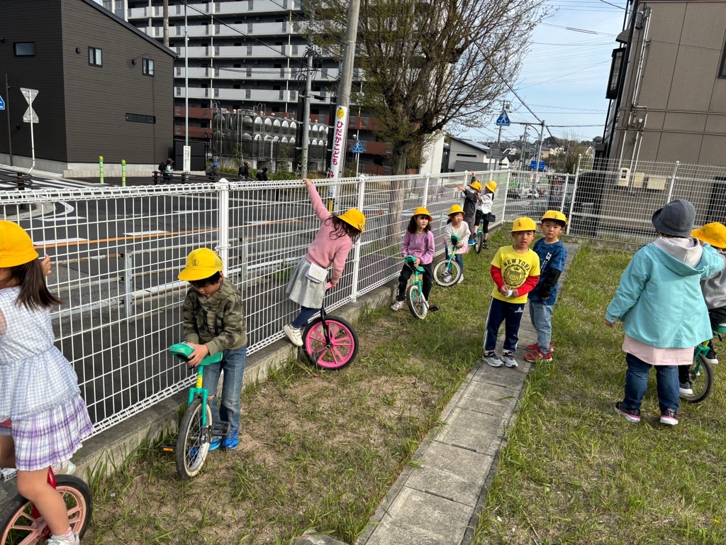三角広場で一輪車に挑戦している子どもたち