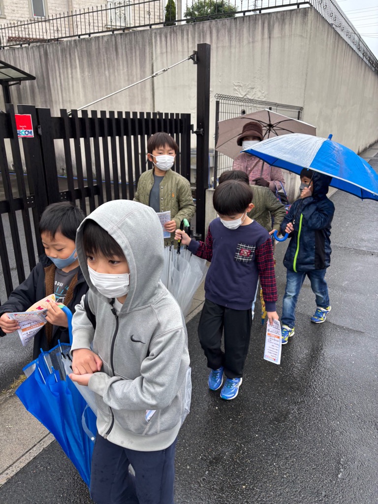 雨がふる声掛け訓練へ出発したこどもたち
