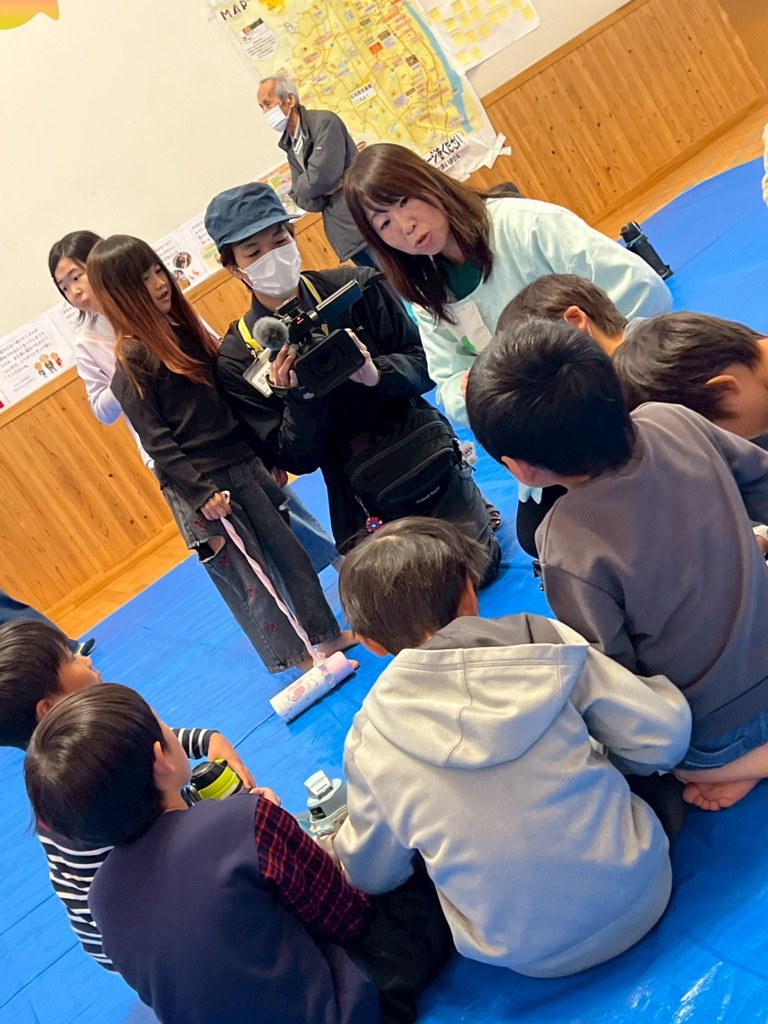 知多メディアスさんからインタビューをうけているこどもたち