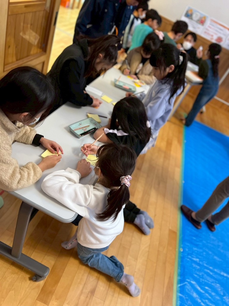 子どもたちが声掛け訓練で気を付けたポイントを付箋にかいているところ